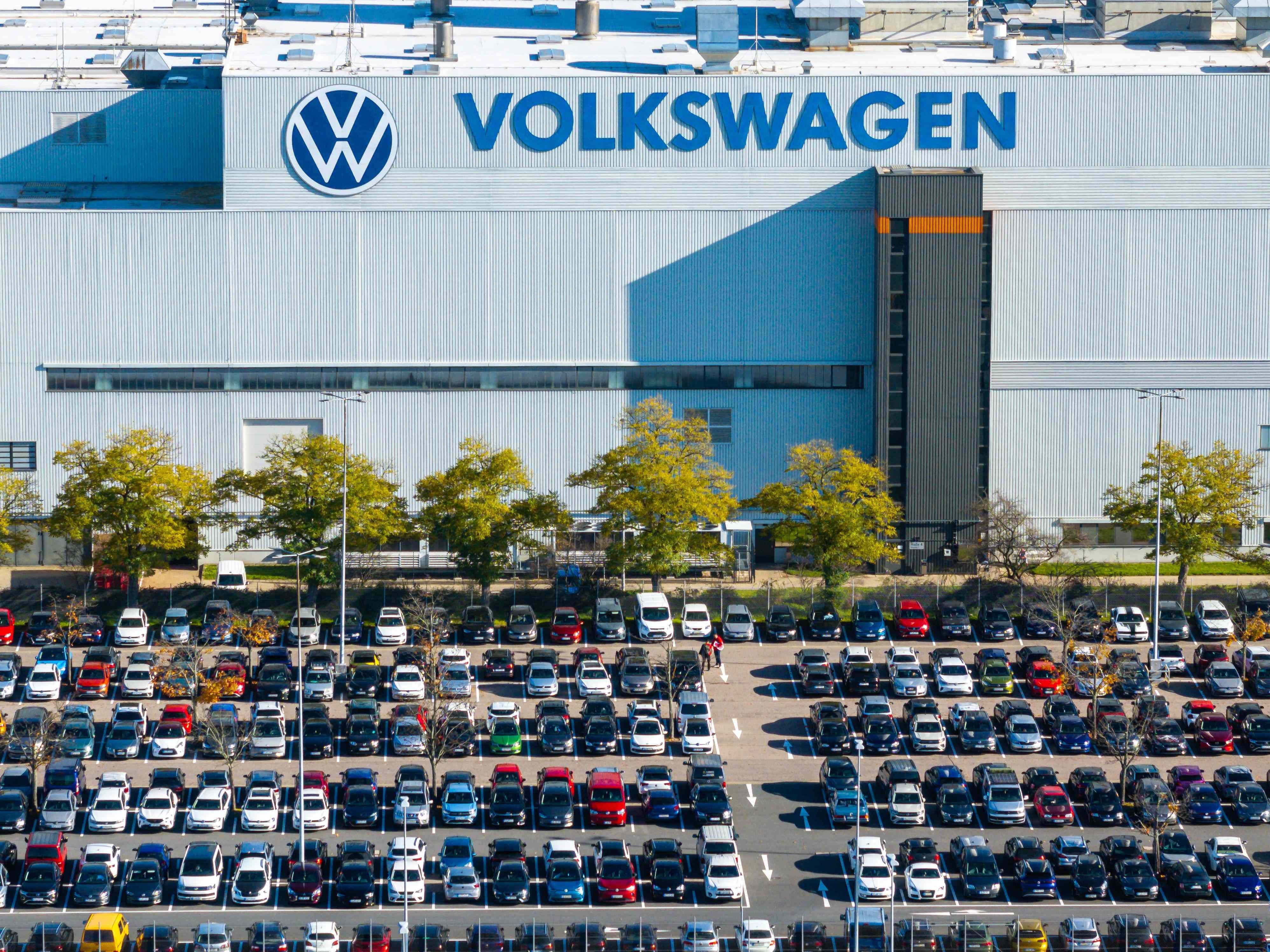 Luftaufnahme eines Volkswagen-Werks mit großem Parkplatz voller Autos in Zwickau, Deutschland.