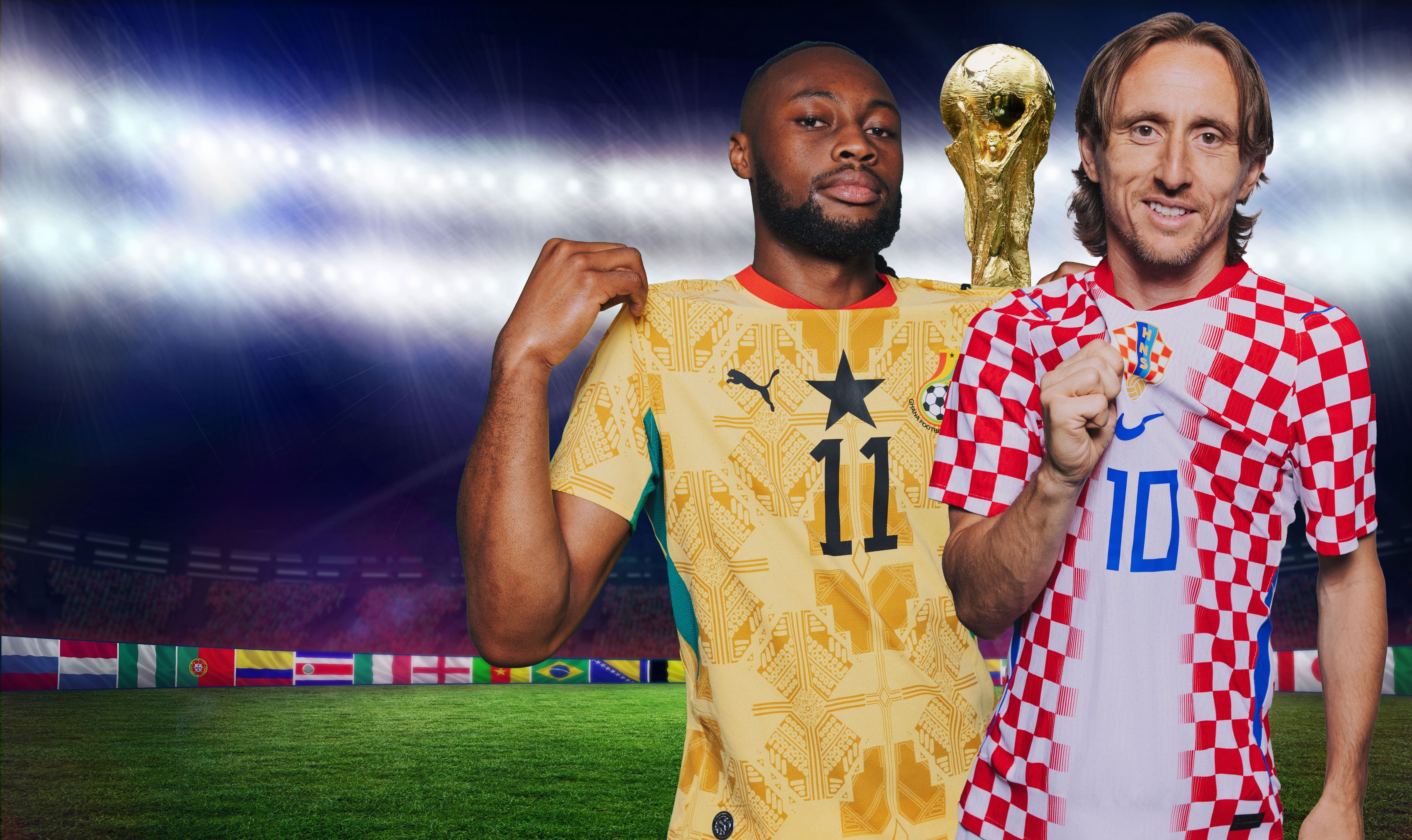 Zwei Fußballspieler aus Ghana und Kroatien posieren vor einem Stadion mit WM-Pokal im Hintergrund.