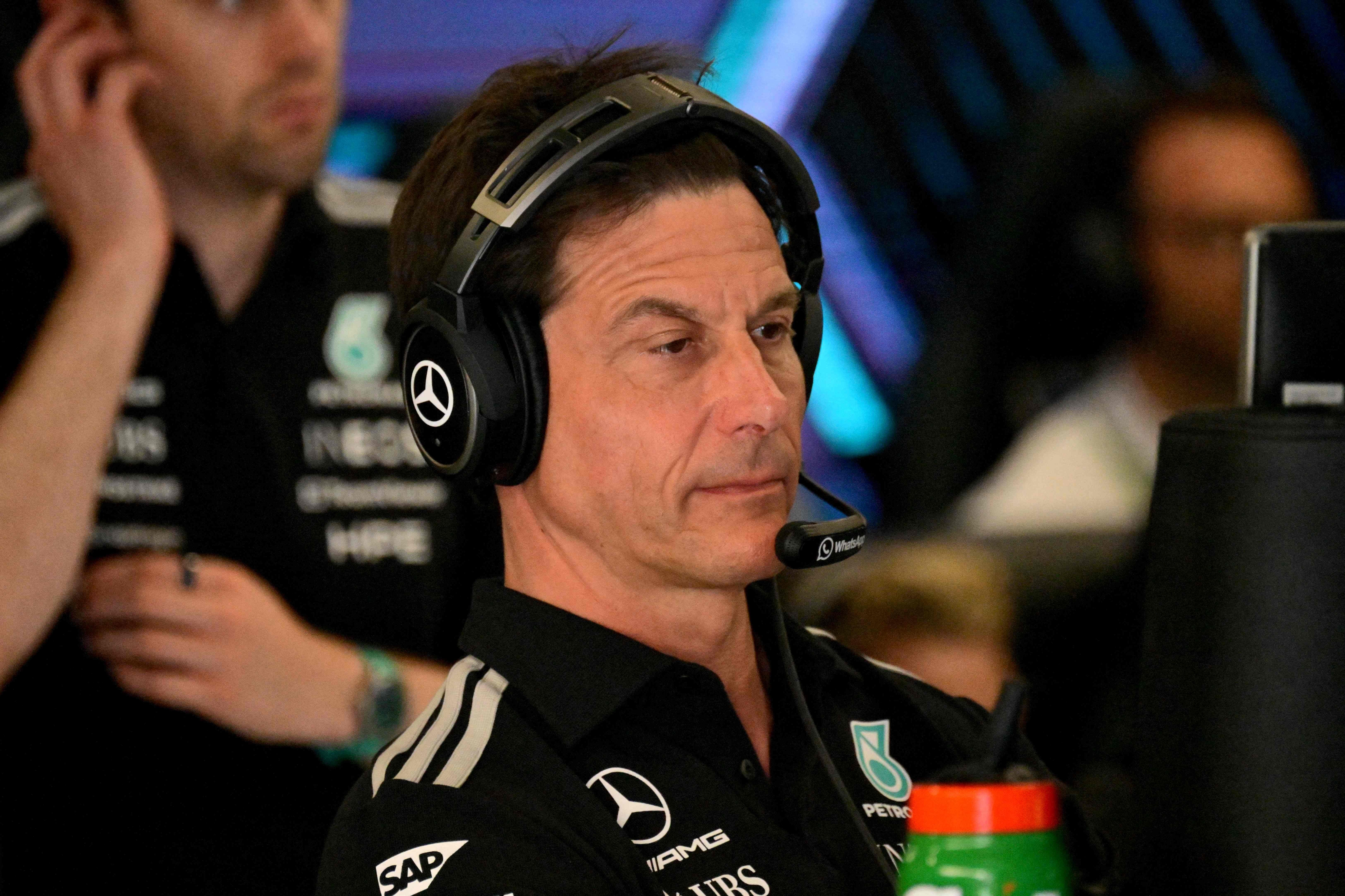CEO Toto Wolff sitzt mit Headset konzentriert in der Formel-1-Box.