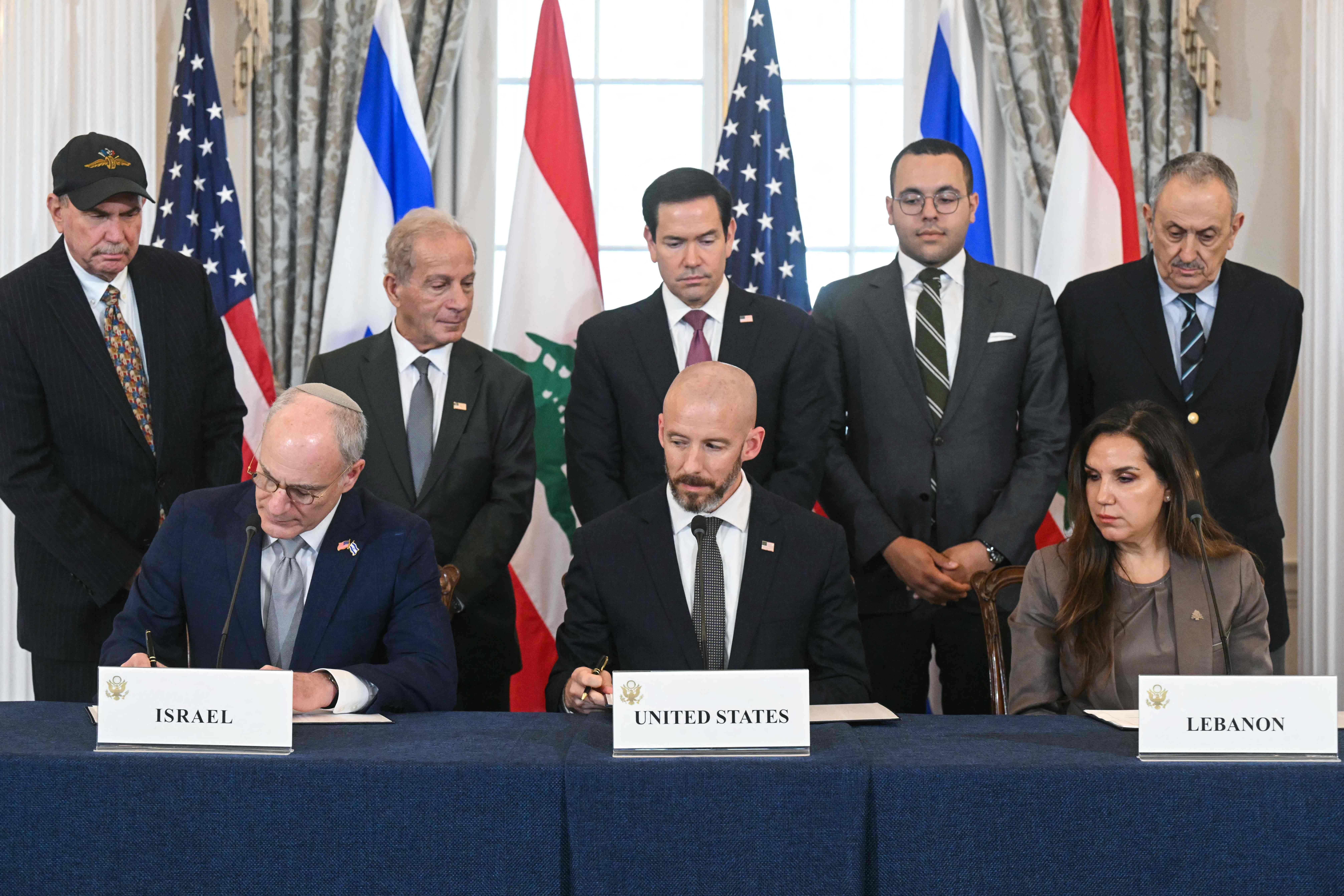 Vertreter aus Israel, den USA und Libanon unterzeichnen gemeinsam ein Abkommen an einem Tisch.