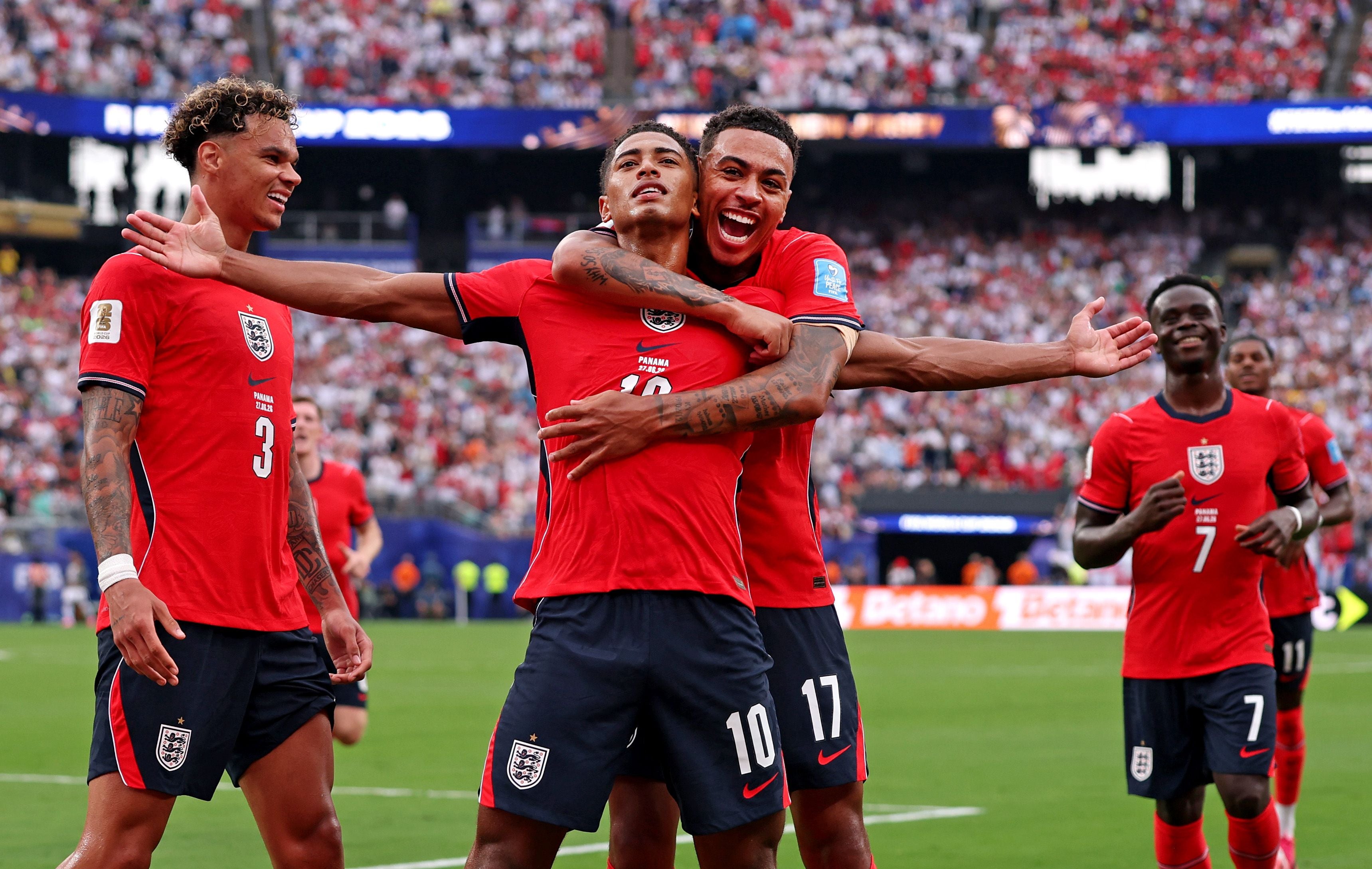 Englische Fußballspieler jubeln nach einem Tor beim WM-Spiel gegen Panama im Stadion.
