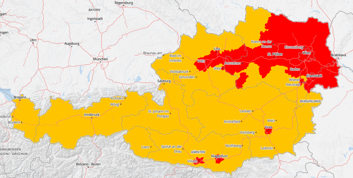 Österreichkarte mit rot und gelb markierten Regionen zur Warnung vor Hitze.