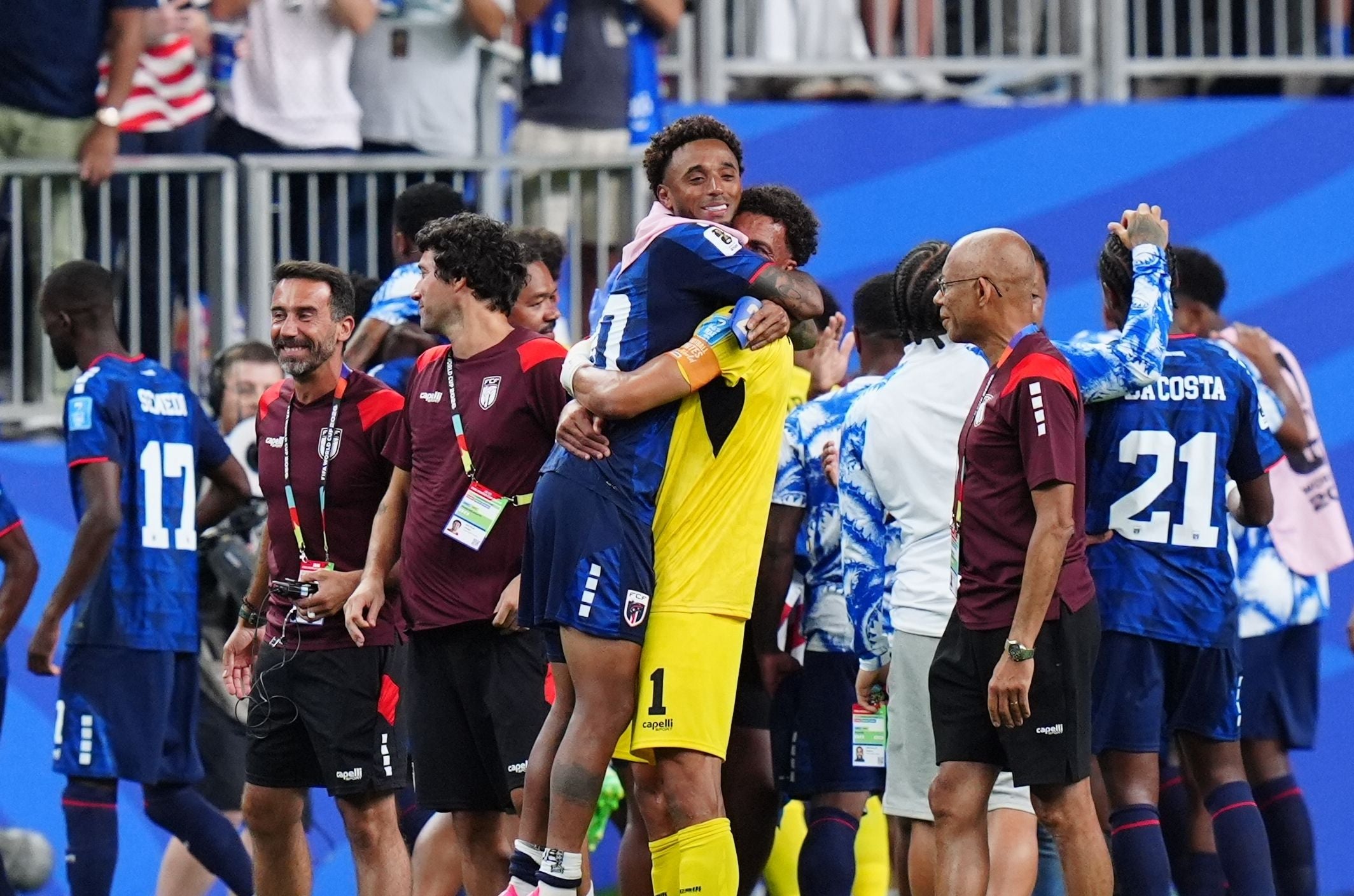 Kapverdische Fußballspieler und Trainer feiern gemeinsam nach einem WM-Spiel im Stadion.