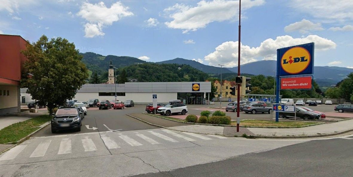 Lidl-Markt mit Parkplatz in der Spanheimer Straße in Wolfsberg