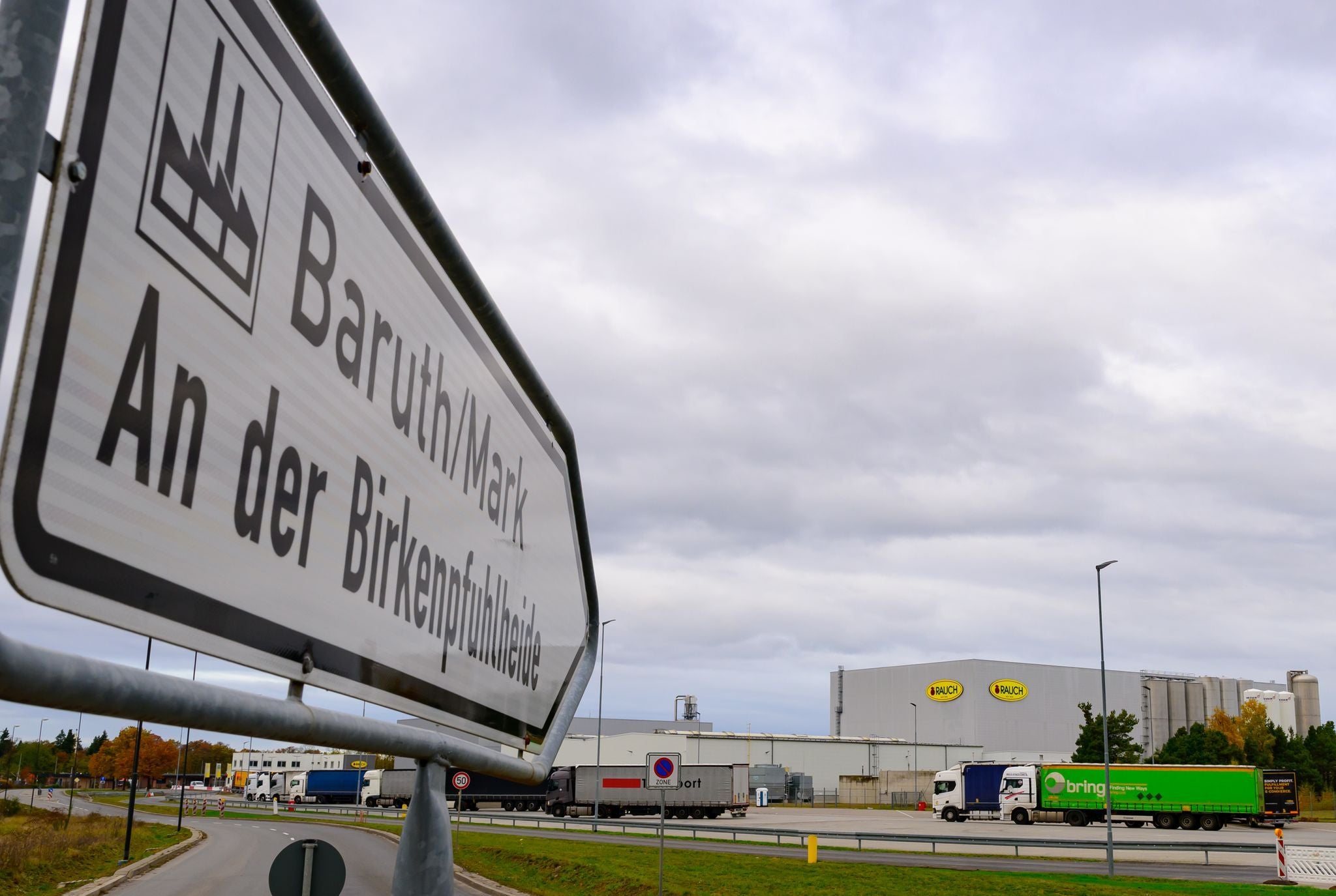 Industriegebiet mit Schild "Baruth/Mark An der Birkenpfuhlheide" und Rauch-Werk im Hintergrund.