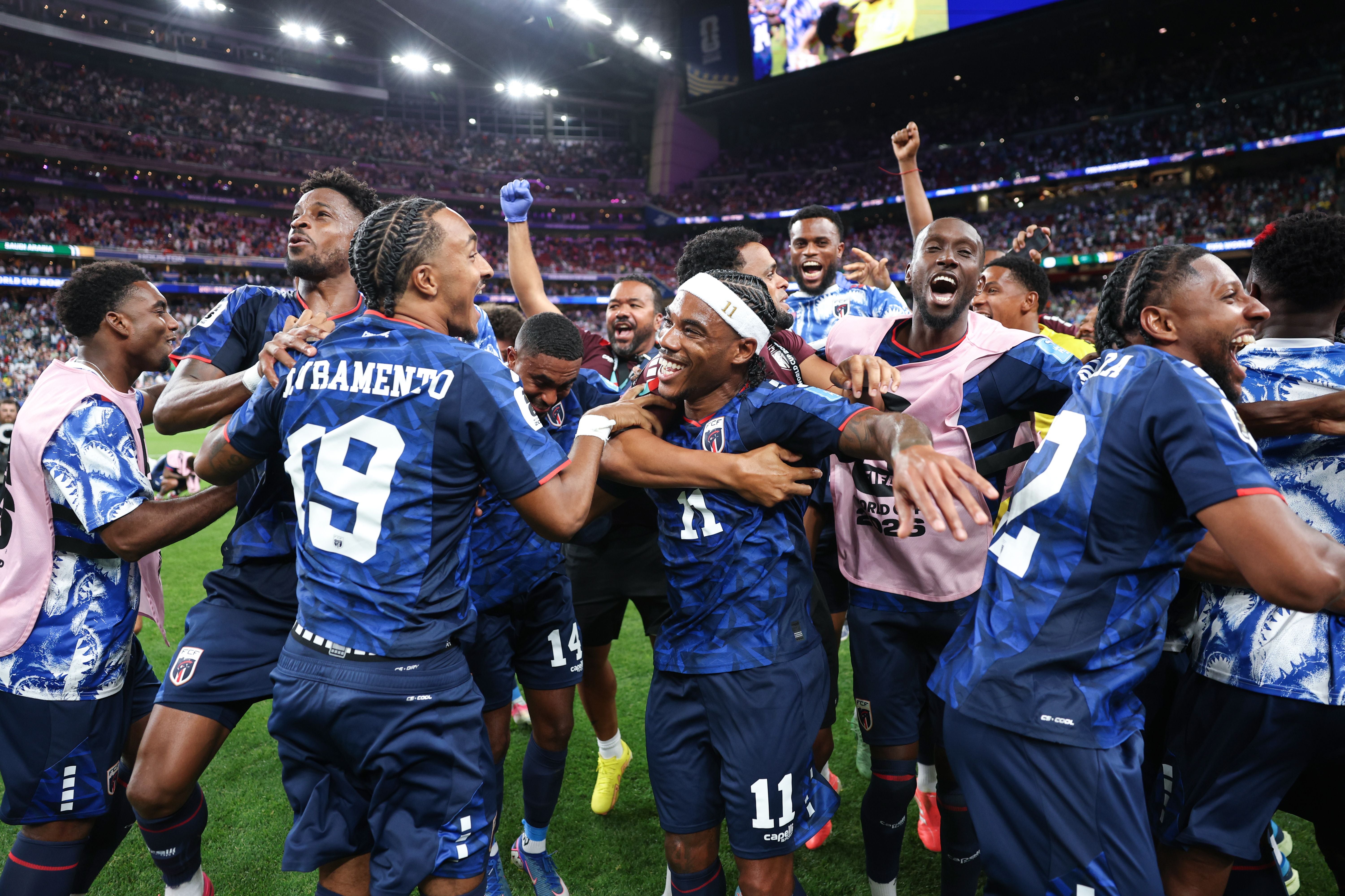 Spieler von Cabo Verde jubeln ausgelassen nach einem erfolgreichen WM-Spiel im Stadion.