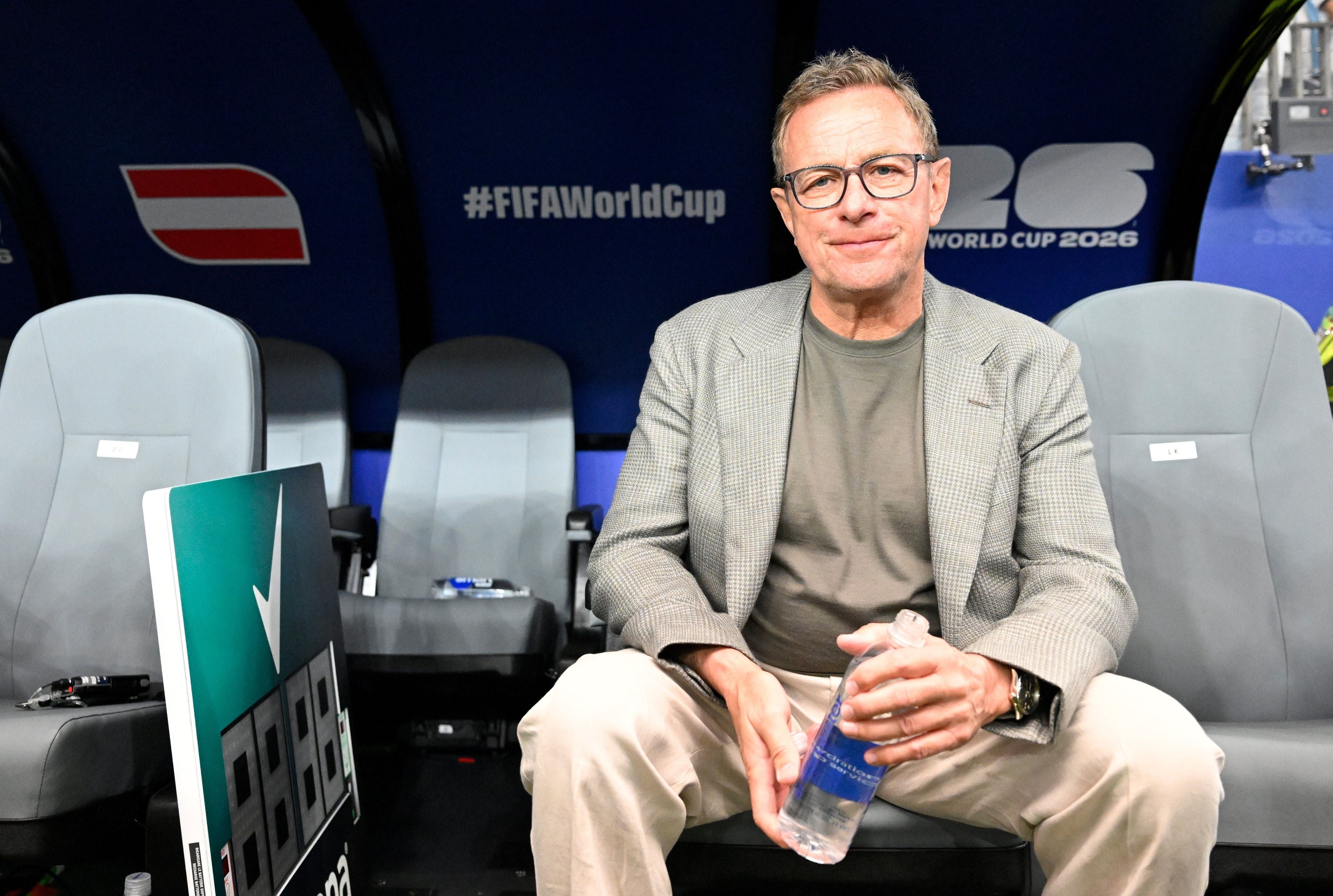 Ralf Rangnick sitzt mit einer Wasserflasche auf der Trainerbank bei der FIFA WM 2026.