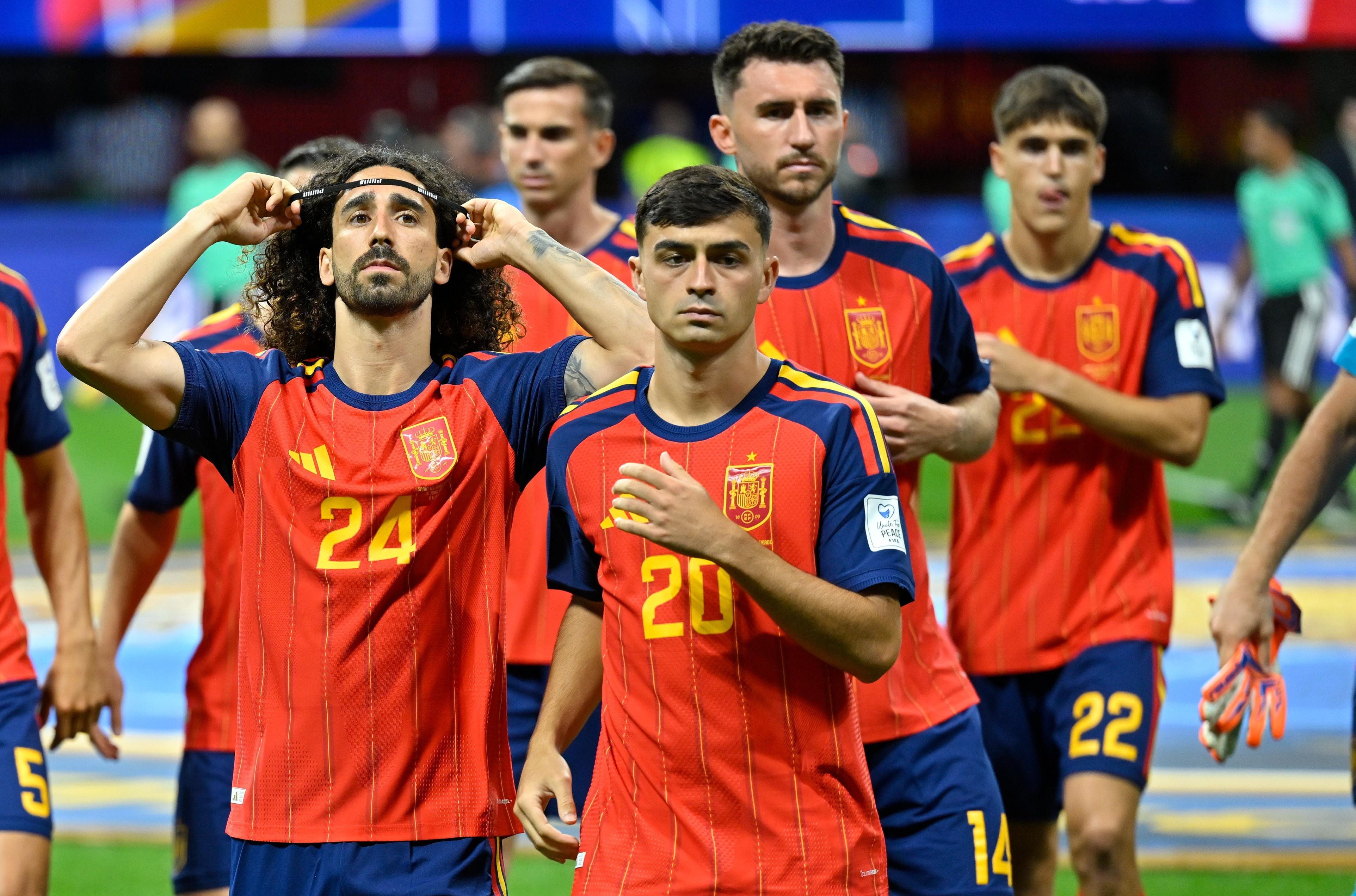 Spanische Fußballspieler im roten Trikot jubeln während eines WM-Spiels auf dem Spielfeld.