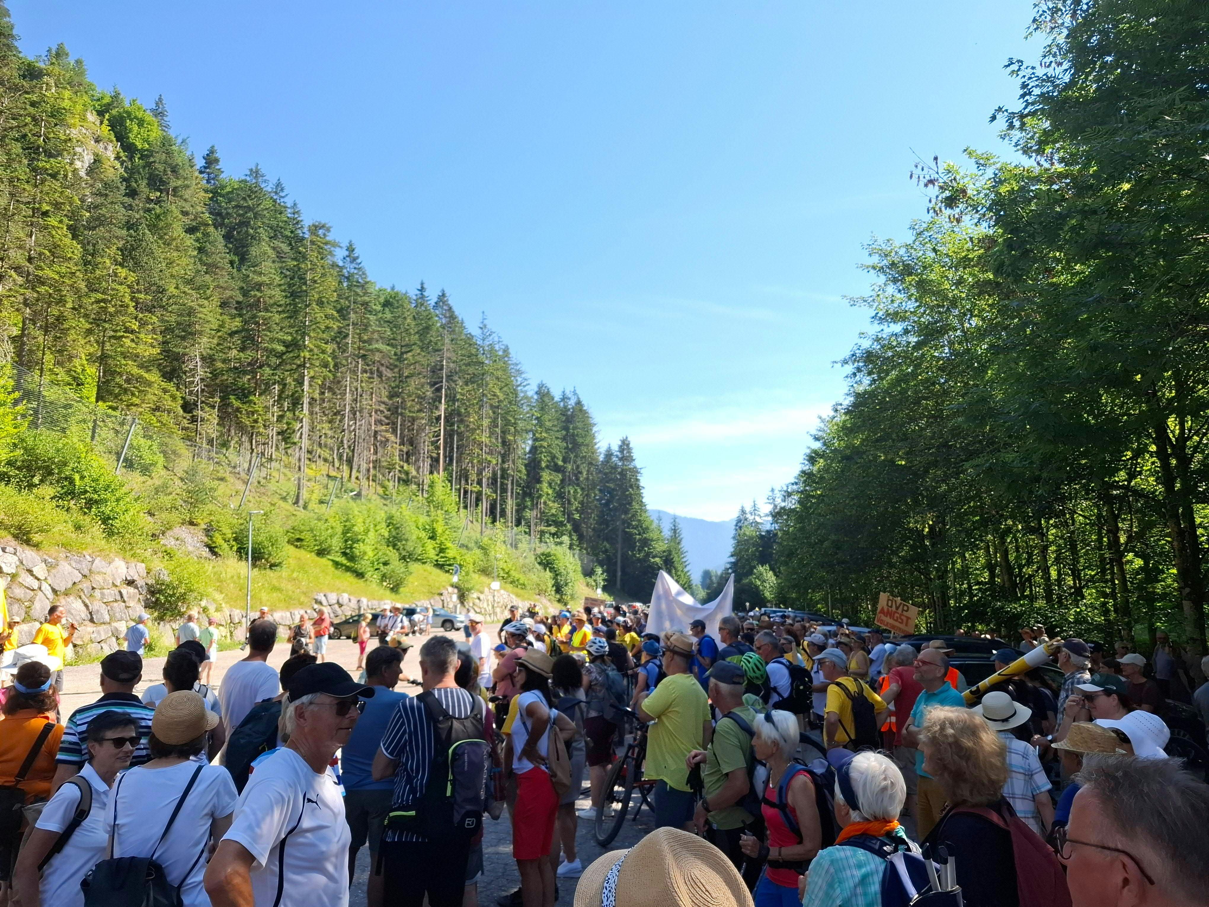 Protestversammlung auf der Tiroler Fernpassstraße (B179)