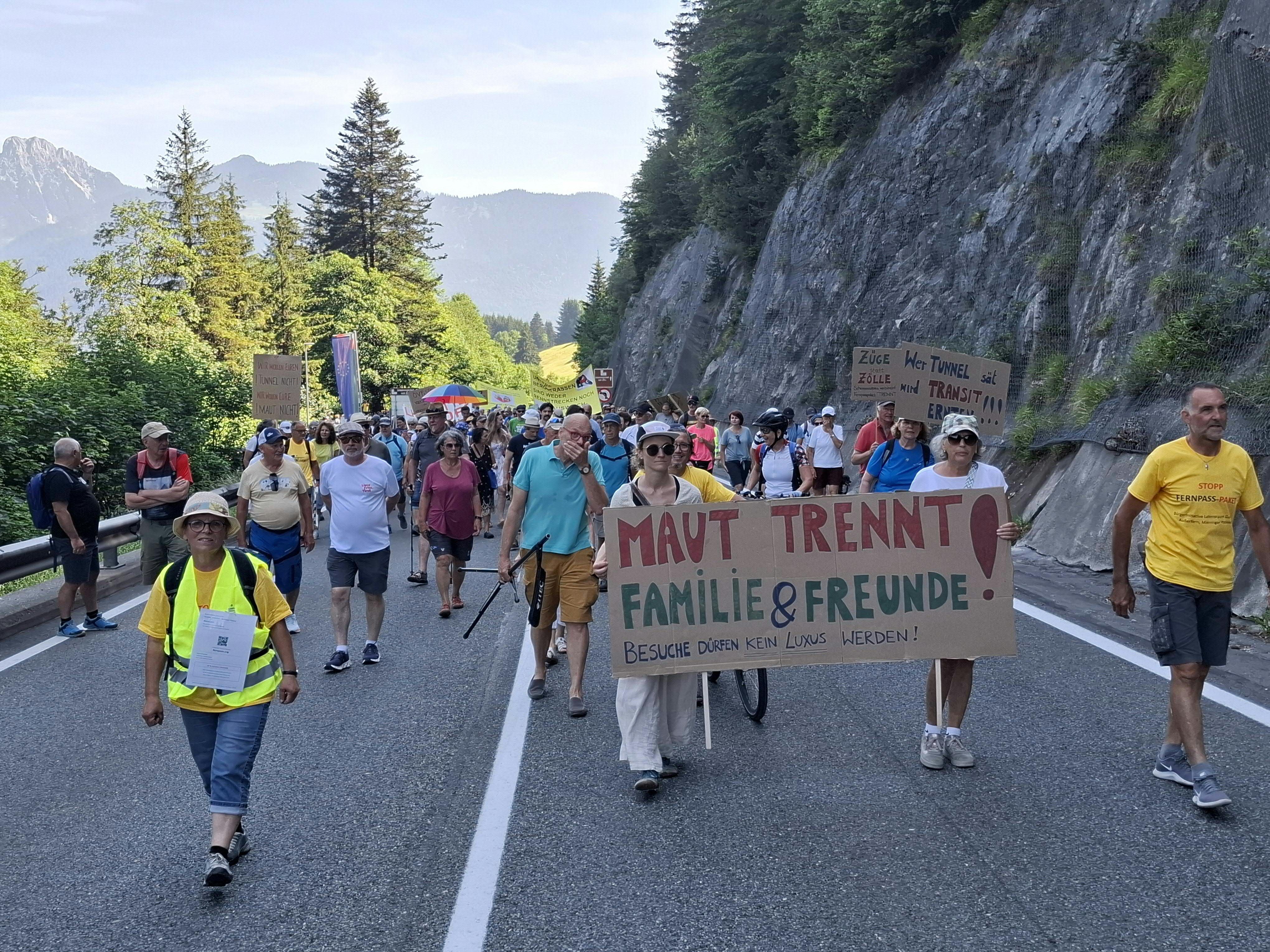 Teilnehmer an der "Demo und zweistündigen Sperre der Fernpassstrecke" der Bürgerinitiative Lebensraum Gurgeltal Außerfern Mieminger Plateau.