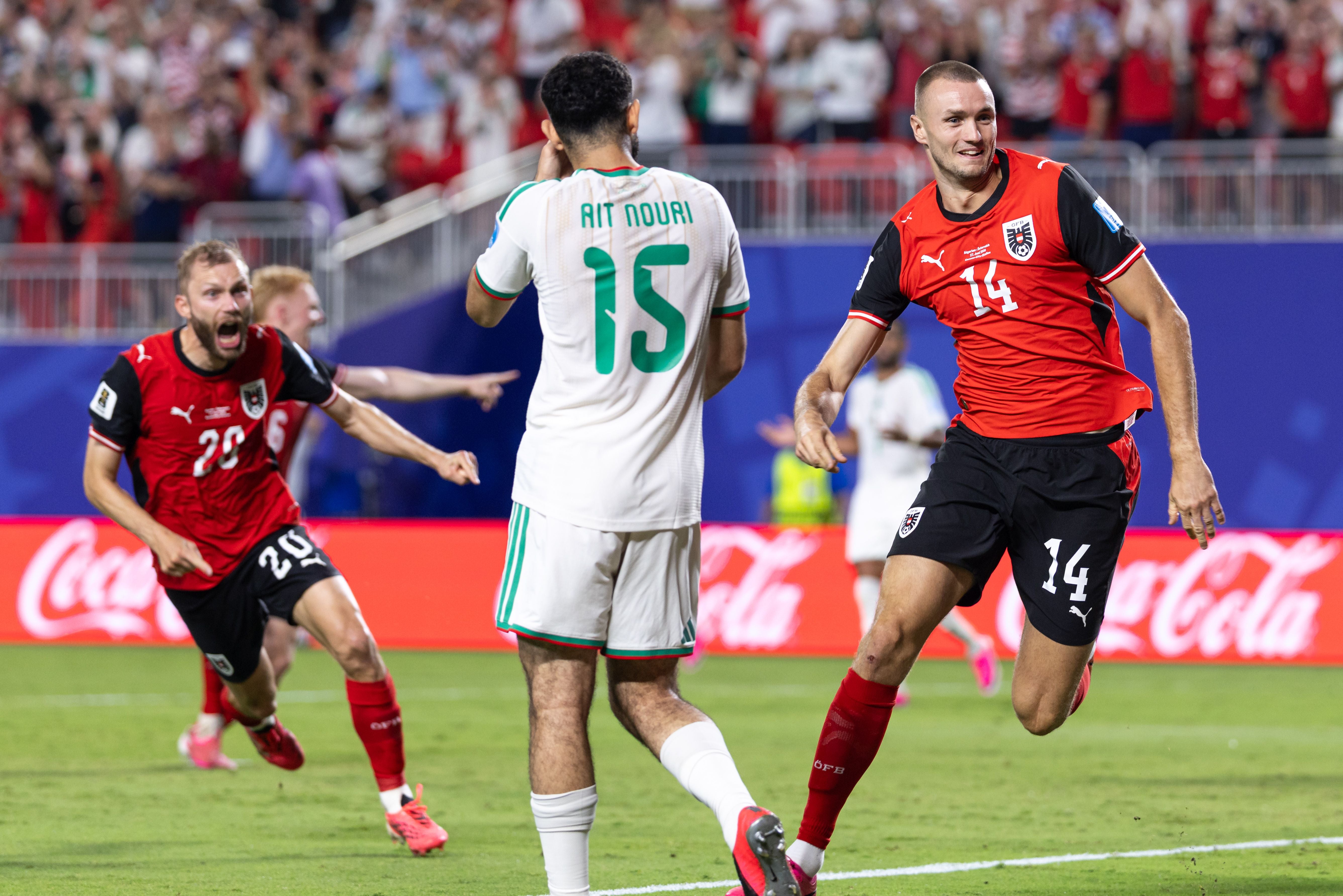 Österreichische Fußballspieler jubeln, während ein algerischer Spieler enttäuscht wirkt. KANSAS CITY,MISSOURI,USA,28.JUN.26 - SOCCER - FIFA World Cup 2026, group stage, Algeria vs Austria. Image shows the rejoicing of Konrad Laimer, Nicolas Seiwald (AUT), the disappointment of Rayan Ait-Nouri (ALG) and the rejoicing of Sasa Kalajdzic (AUT). Photo: GEPA pictures/ Armin Rauthner