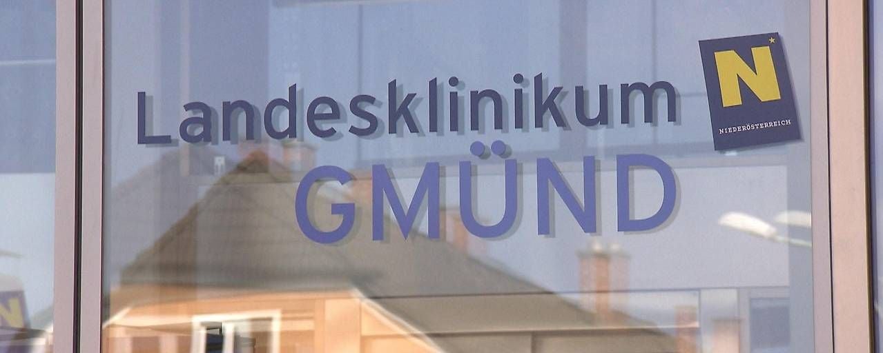 Glasfassade mit der Aufschrift „Landesklinikum GMÜND“ und dem Logo Niederösterreichs.