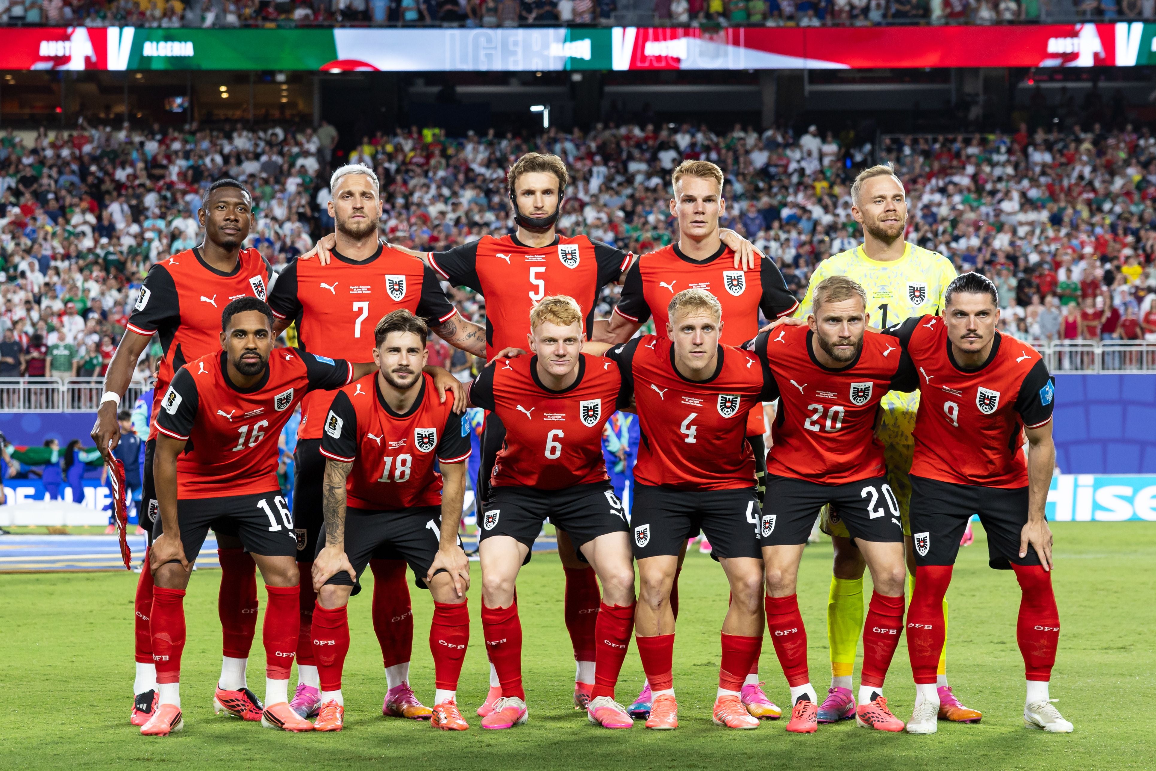 Das österreichische Fußballteam posiert vor dem Spiel bei der WM 2026 zum Mannschaftsfoto.