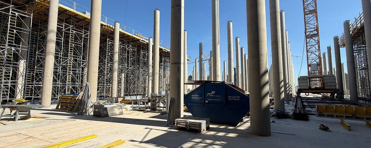 Baustelle eines Trinkwasserspeichers mit vielen Betonsäulen und Baugerüsten.