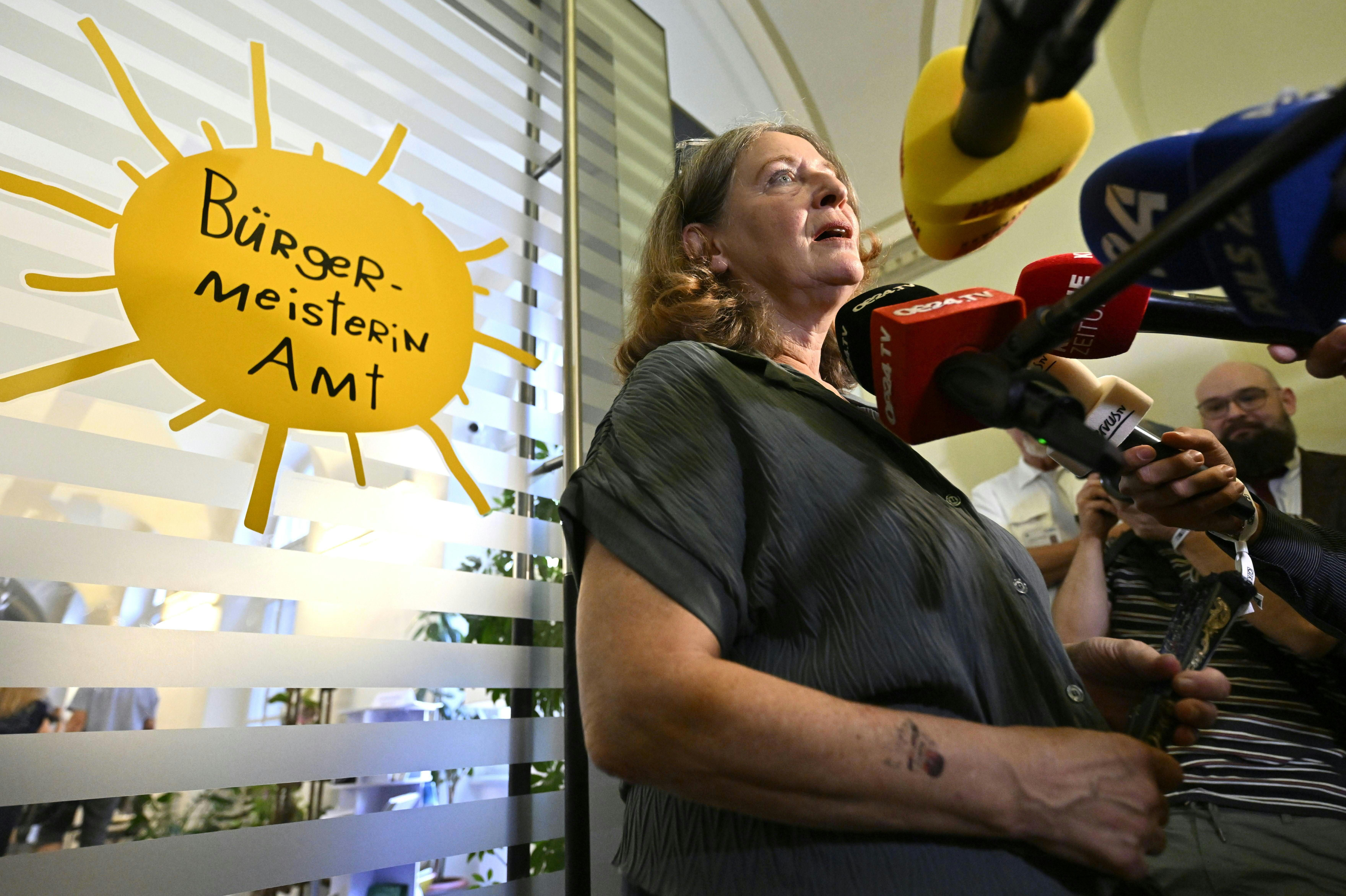 Elke Kahr spricht vor Mikrofonen nach der Gemeinderatswahl in Graz.