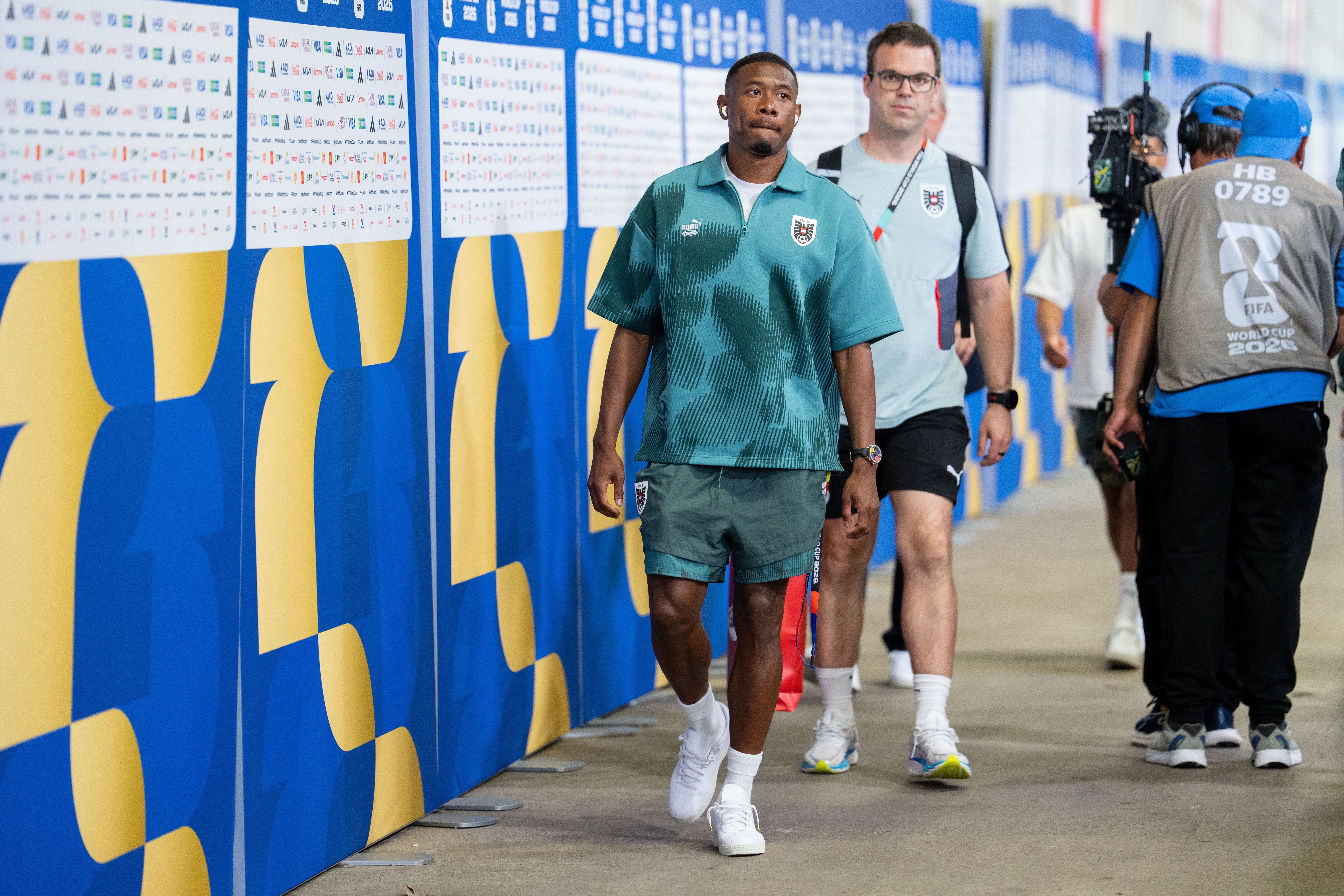 David Alaba geht im Trainingsanzug durch den Spielertunnel des Kansas-City-Stadiums.