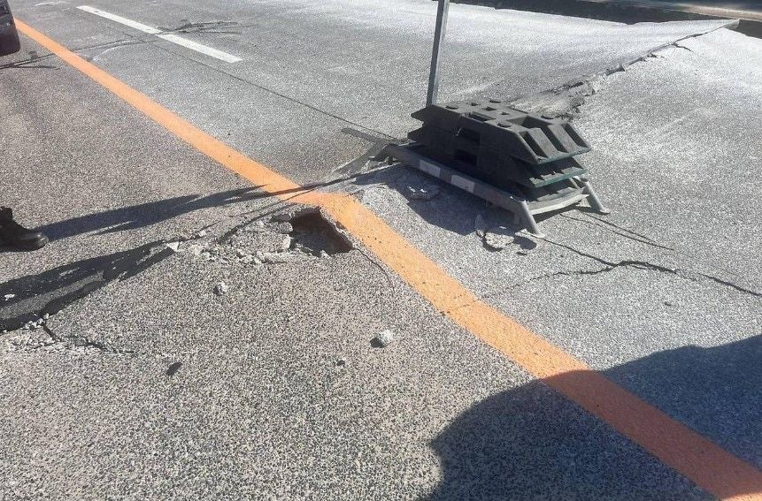Straßenschäden auf der Westautobahn, verursacht durch Hitze, mit Absperrung markiert.