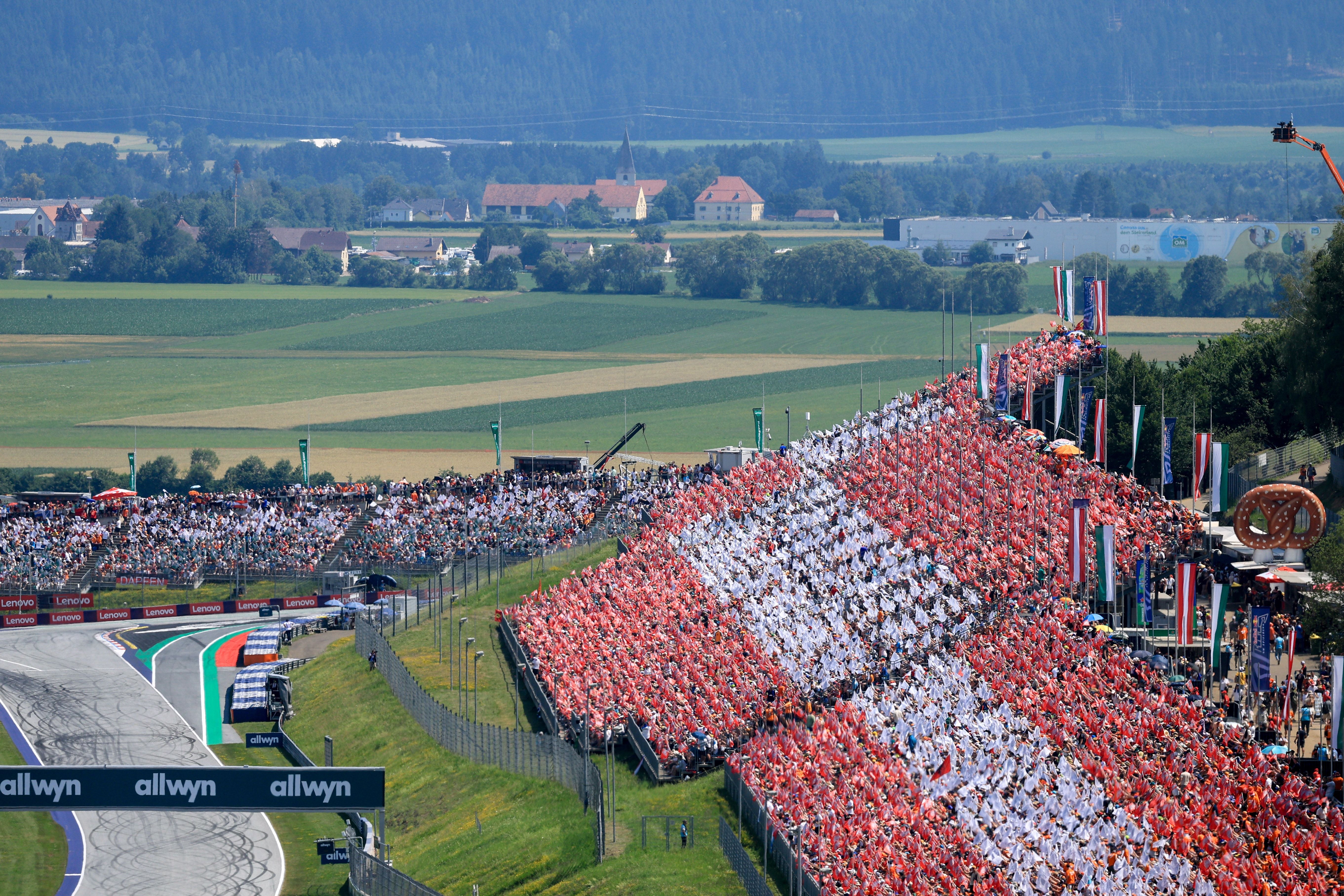 Zuschauertribüne beim Formel 1 Grand Prix von Österreich, dicht gefüllt mit Fans in Rot und Weiß.