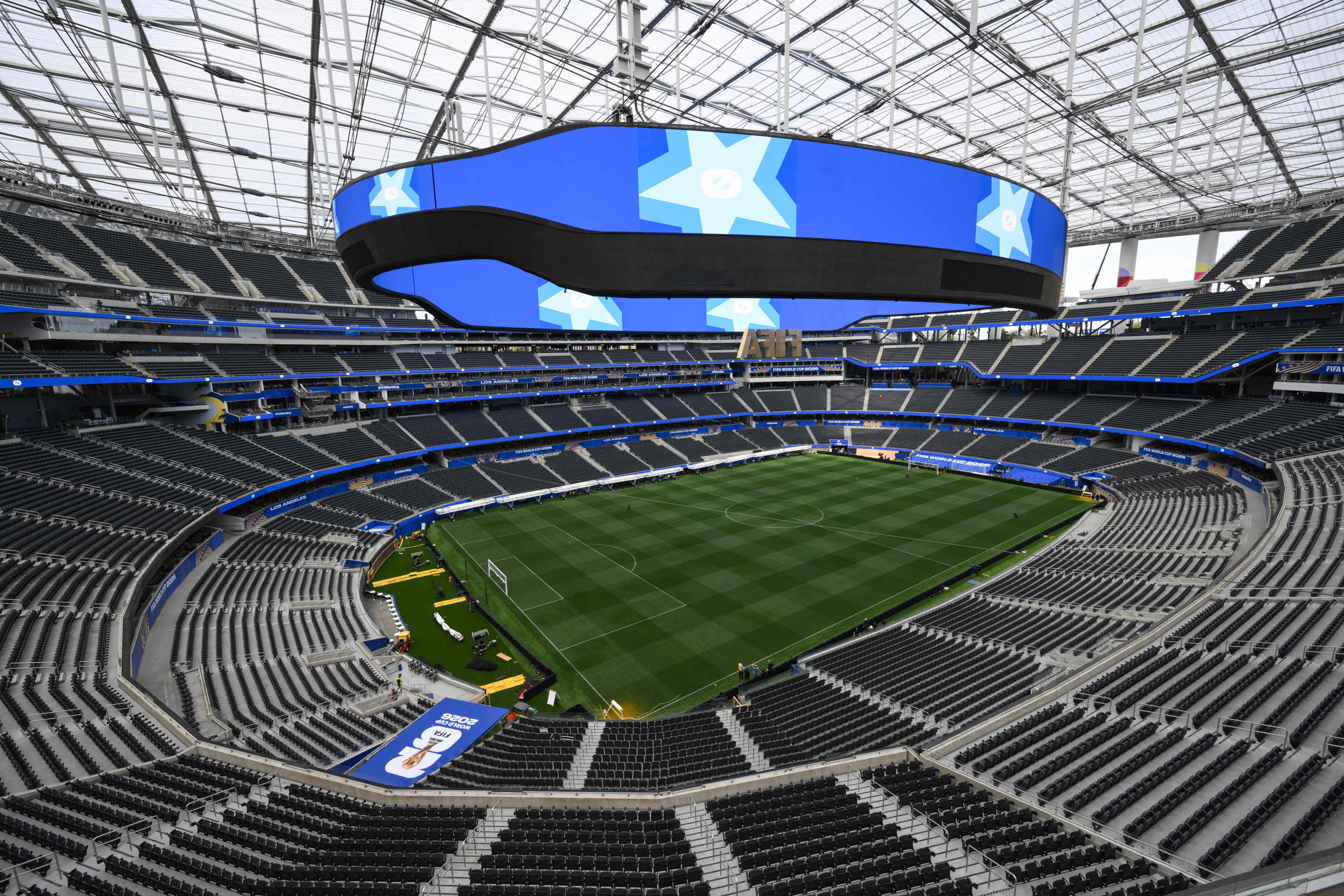 Leeres Fußballstadion in Los Angeles mit grünem Rasen und großem Bildschirm vor der WM 2026.