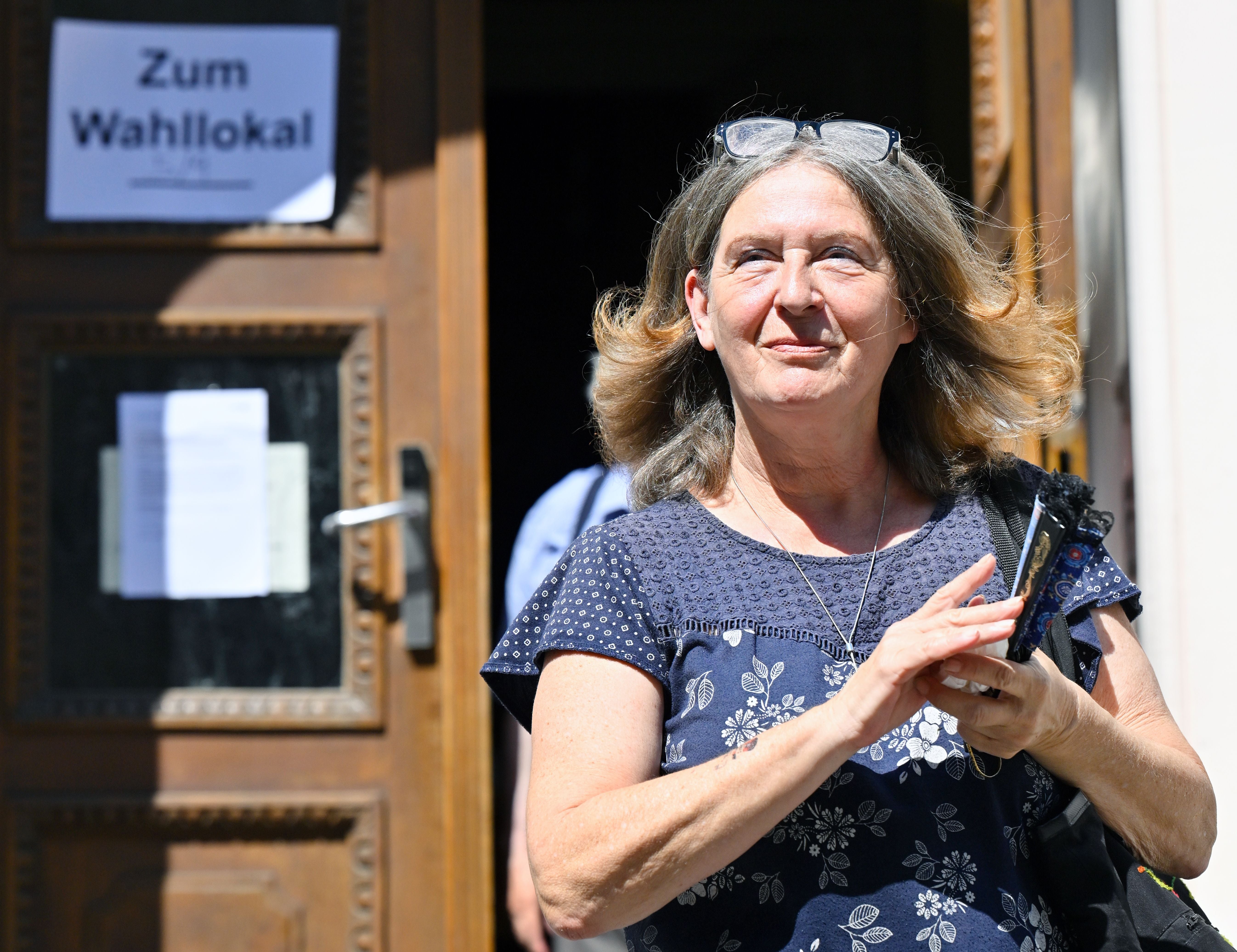 Bürgermeisterin Elke Kahr (KPÖ) am Sonntag bei ihrer Stimmabgabe im Rahmen der Gemeinderatswahl in Graz.
