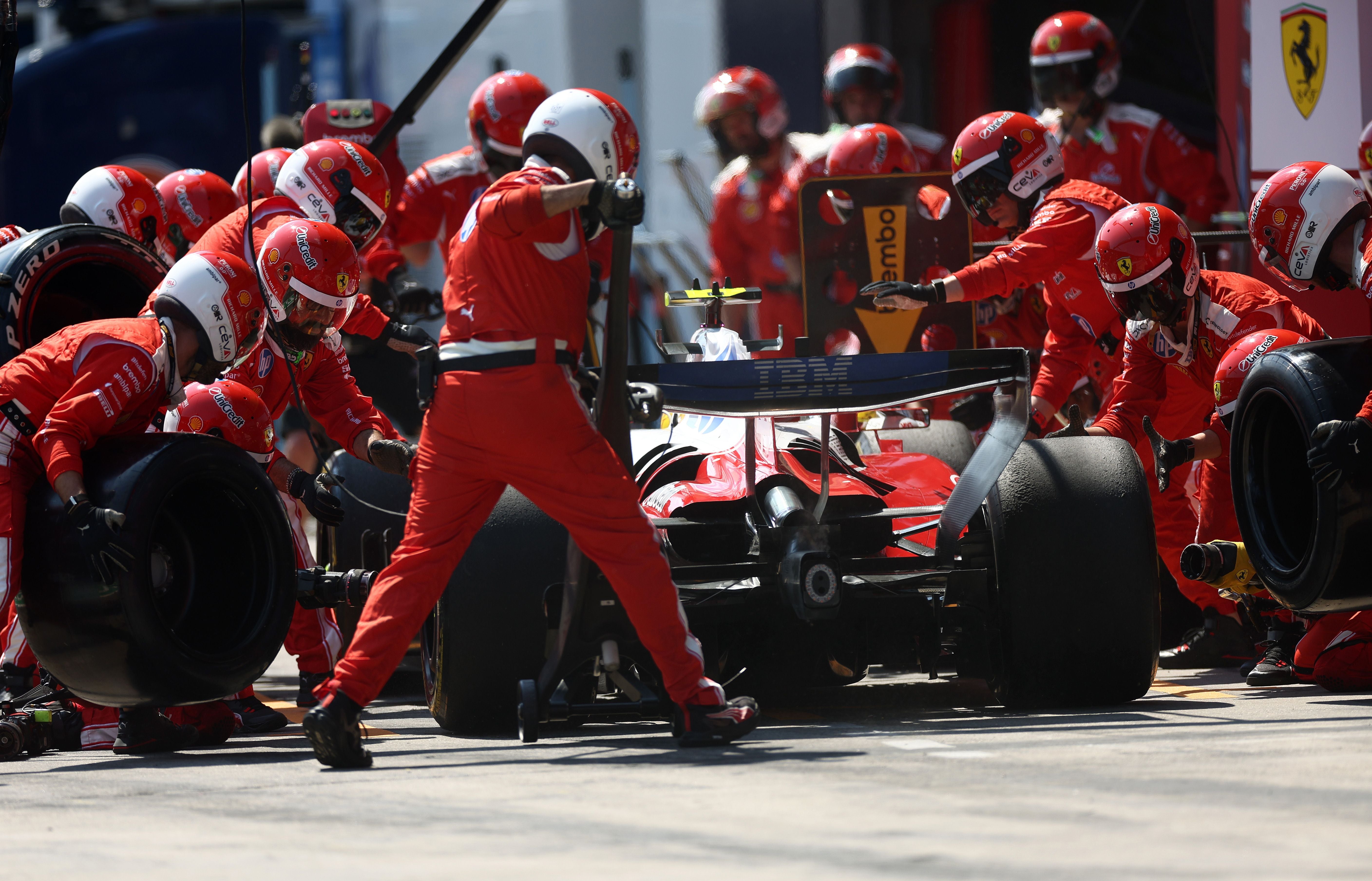 Ferrari-Team führt bei Lewis Hamilton einen Boxenstopp durch.