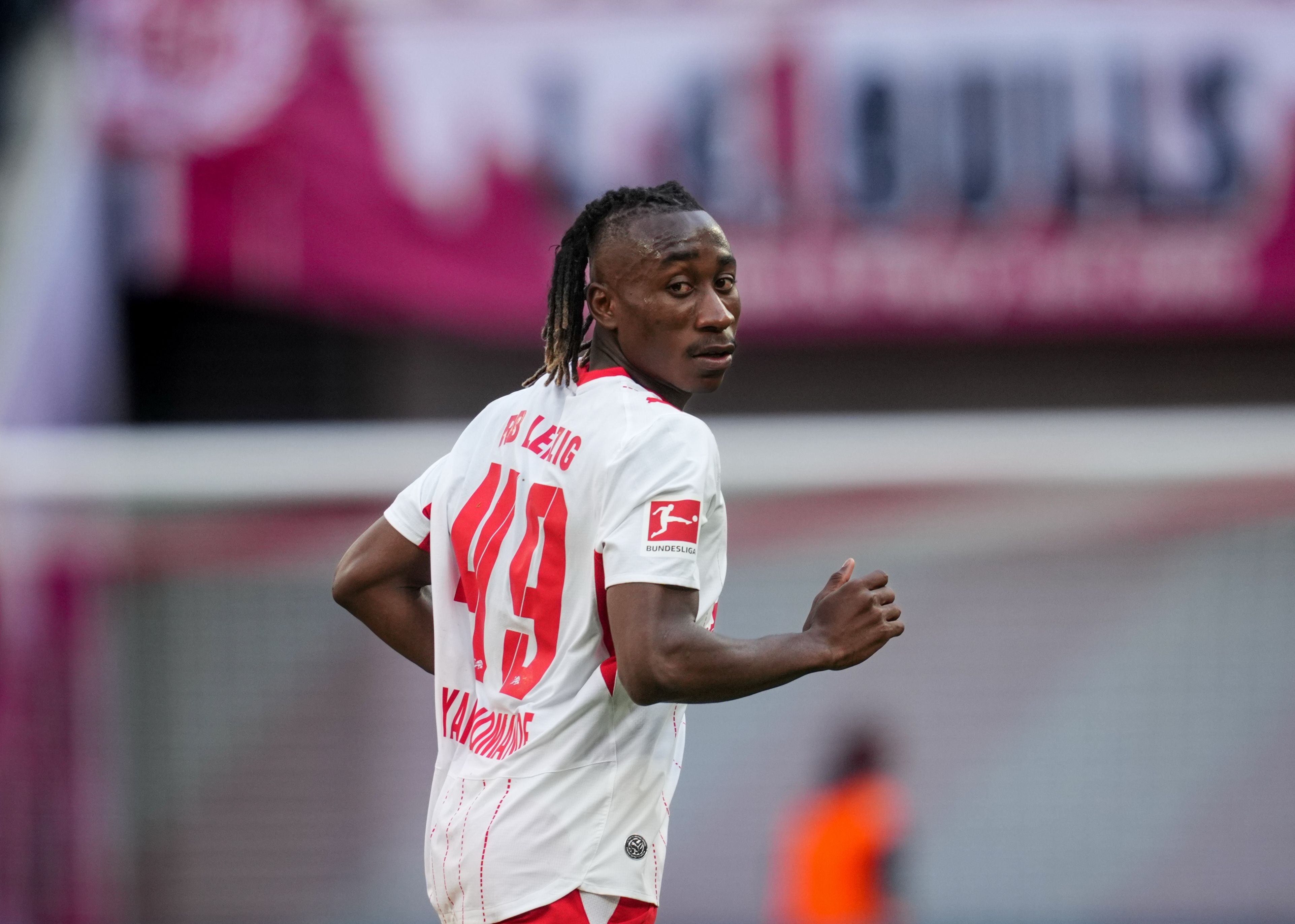 Fußballspieler von RB Leipzig im weißen Trikot schaut während eines Spiels über die Schulter.