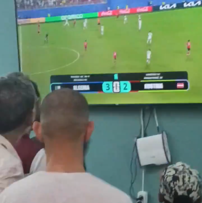 Mit hoher Spannung beobachteten die Algerier das Match.