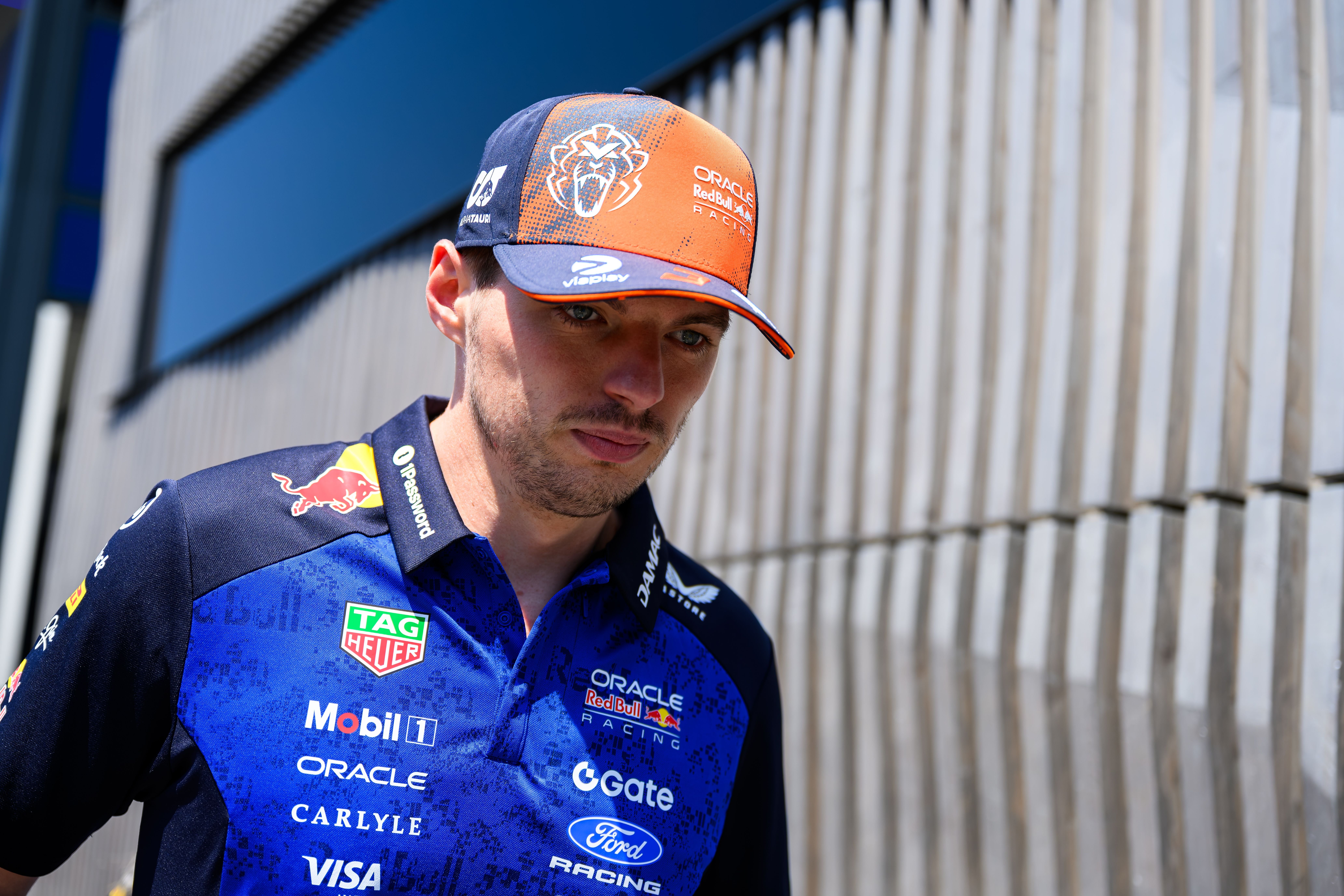 Max Verstappen im Red Bull Racing Outfit und Kappe vor dem Formel 1 GP am Red Bull Ring.