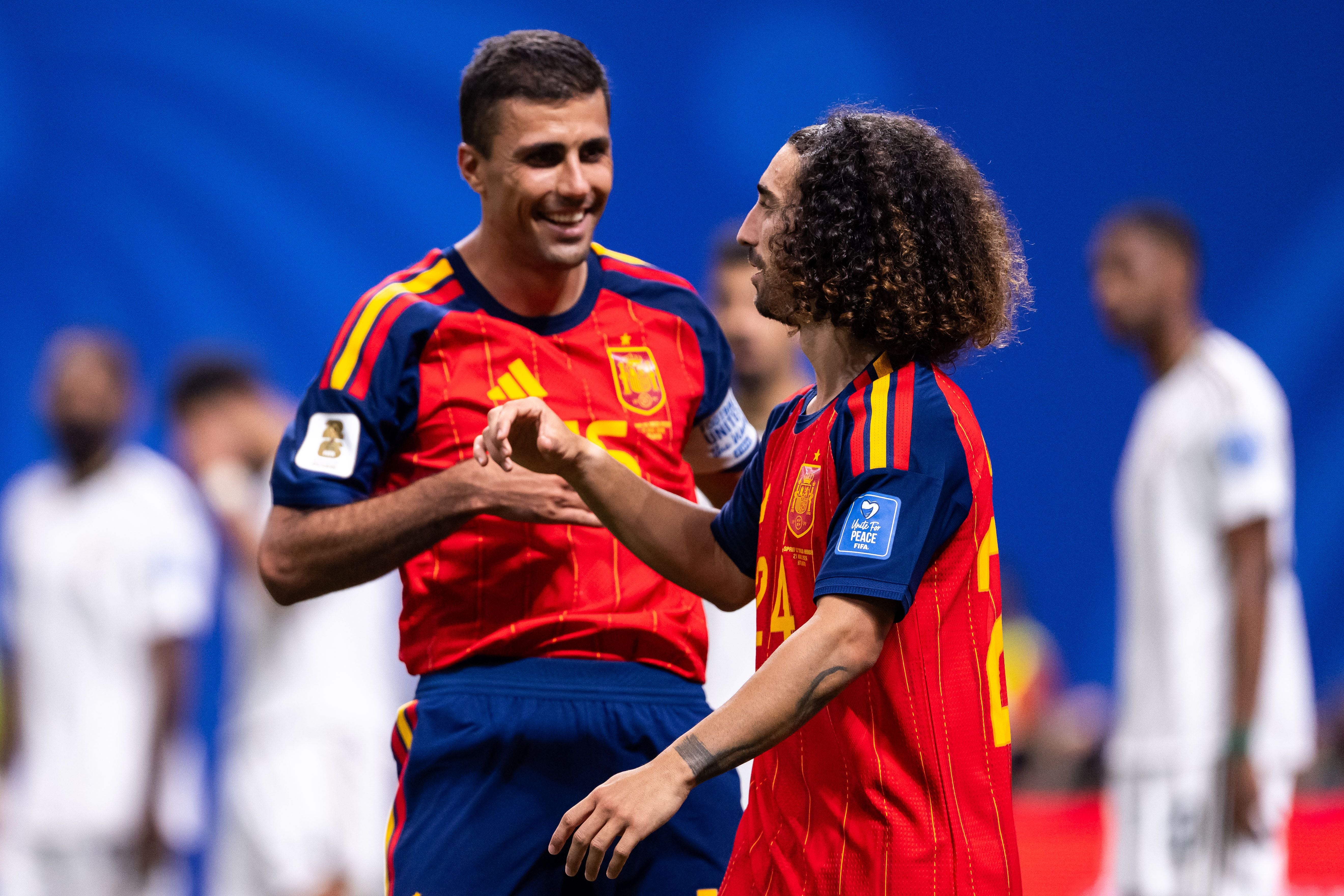 Zwei spanische Fußballspieler jubeln im WM-Spiel gegen Saudi-Arabien.