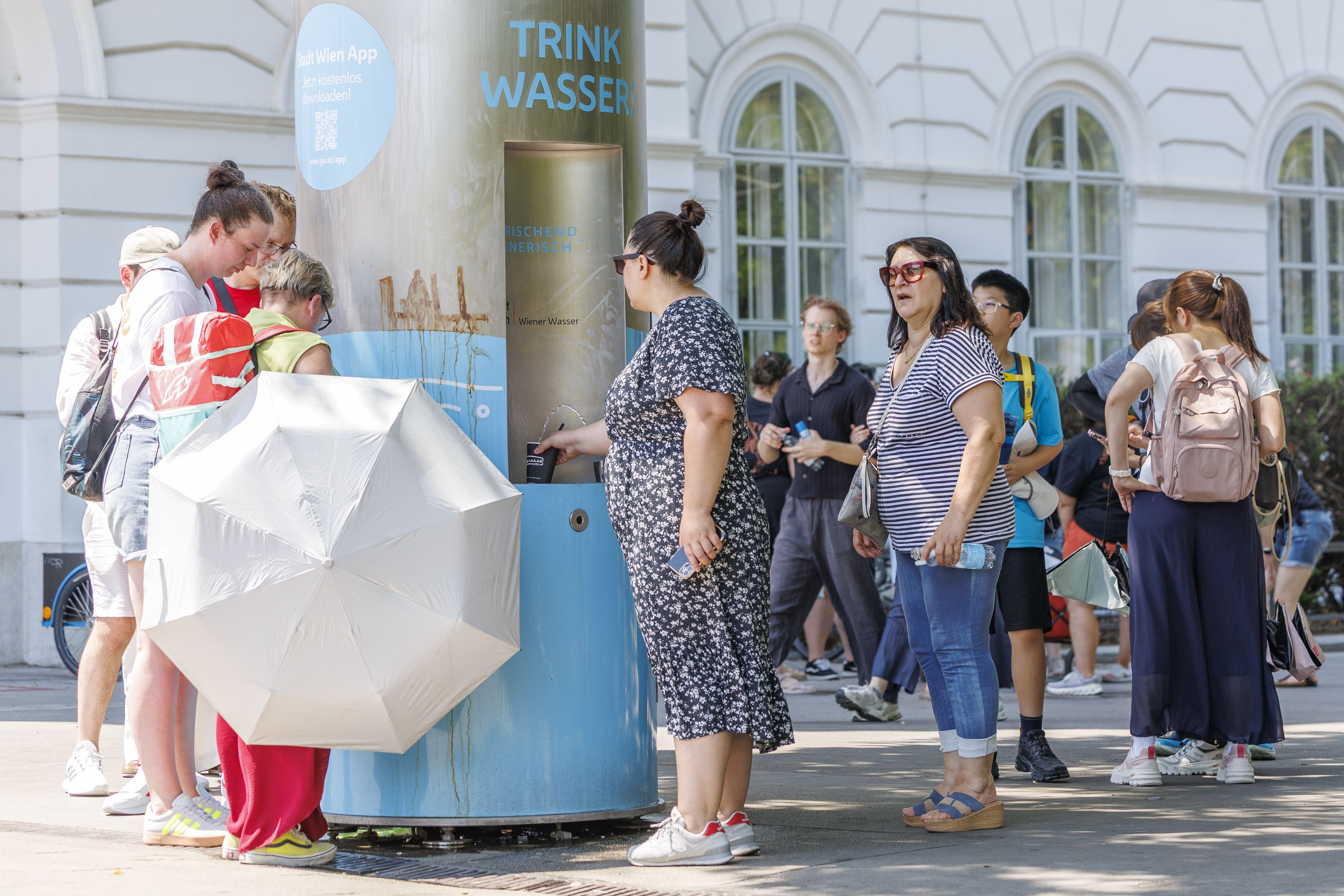 Hitzewelle hält Österreich in Atem: Passanten vor einem Wasserspender, aufgenommen am Samstag, 27. Juni 2026 in Wien.