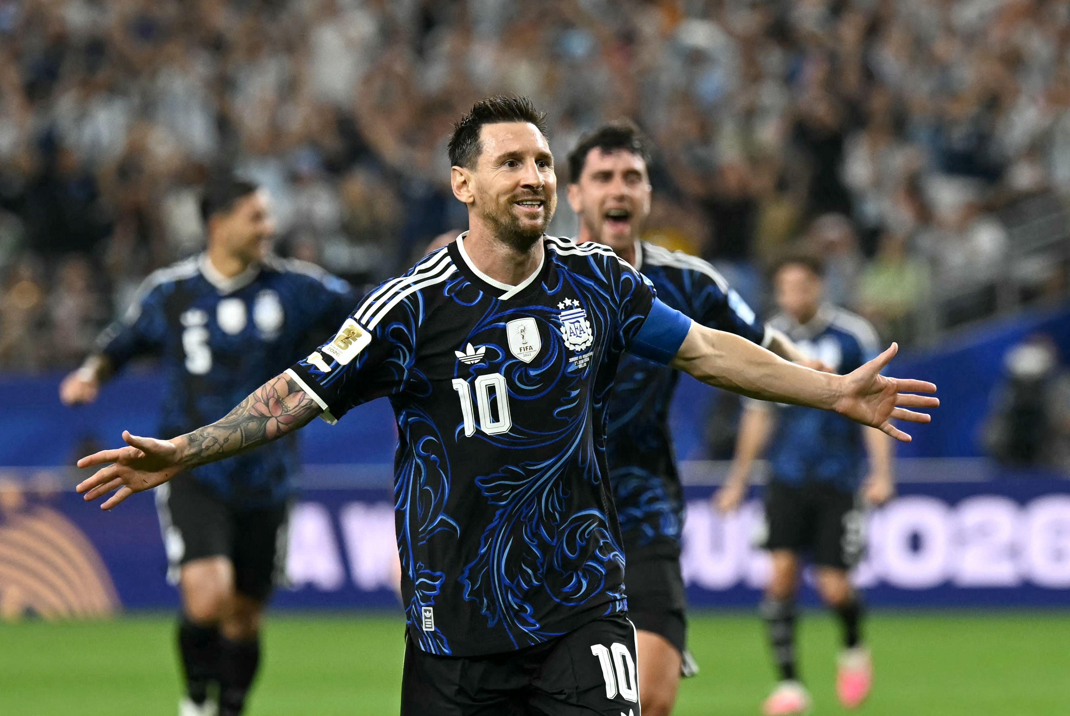 Argentinischer Fußballspieler mit der Nummer 10 jubelt mit ausgebreiteten Armen auf dem Spielfeld.