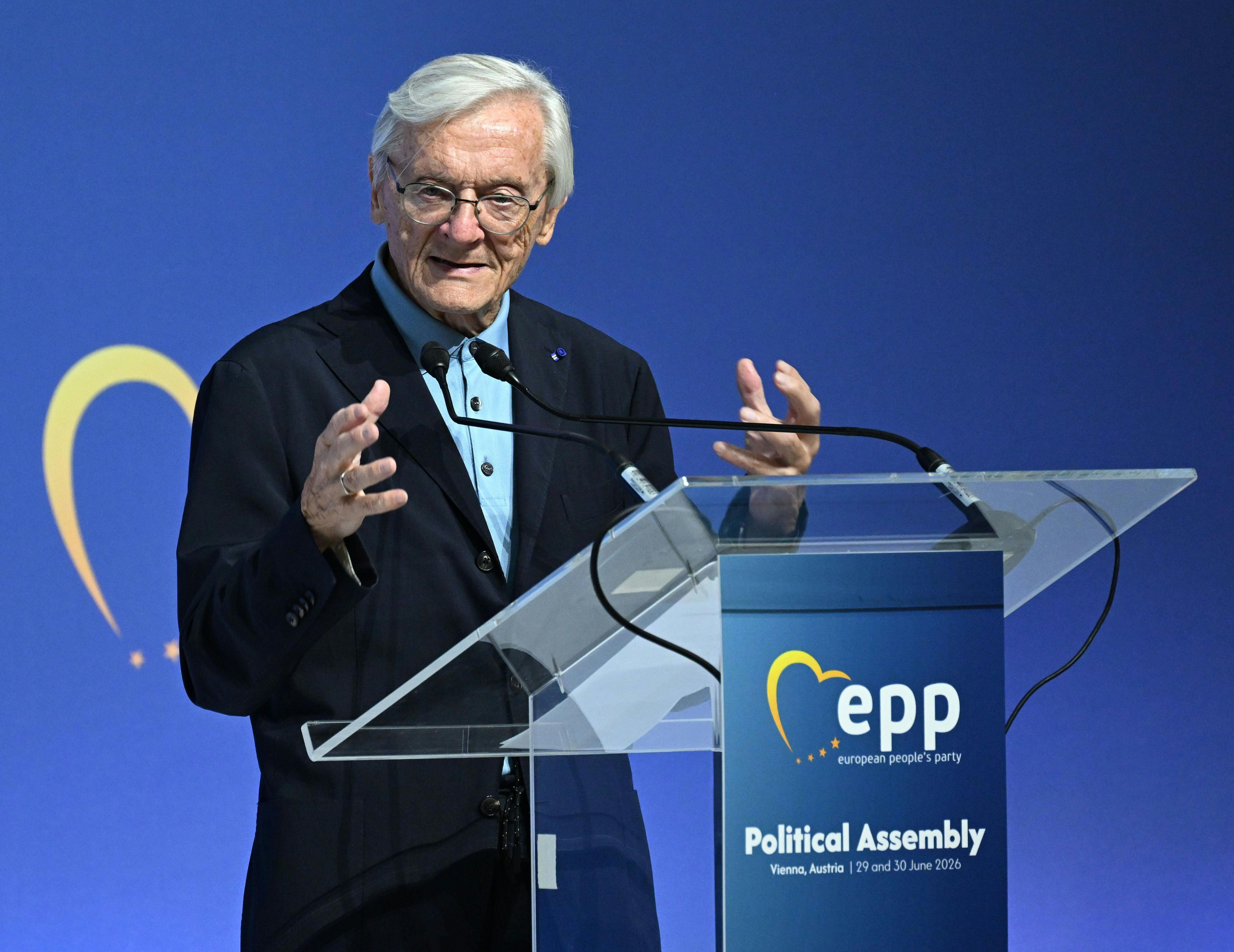 Ein älterer Mann spricht bei einer Parteiversammlung der EVP an einem Rednerpult in Wien.