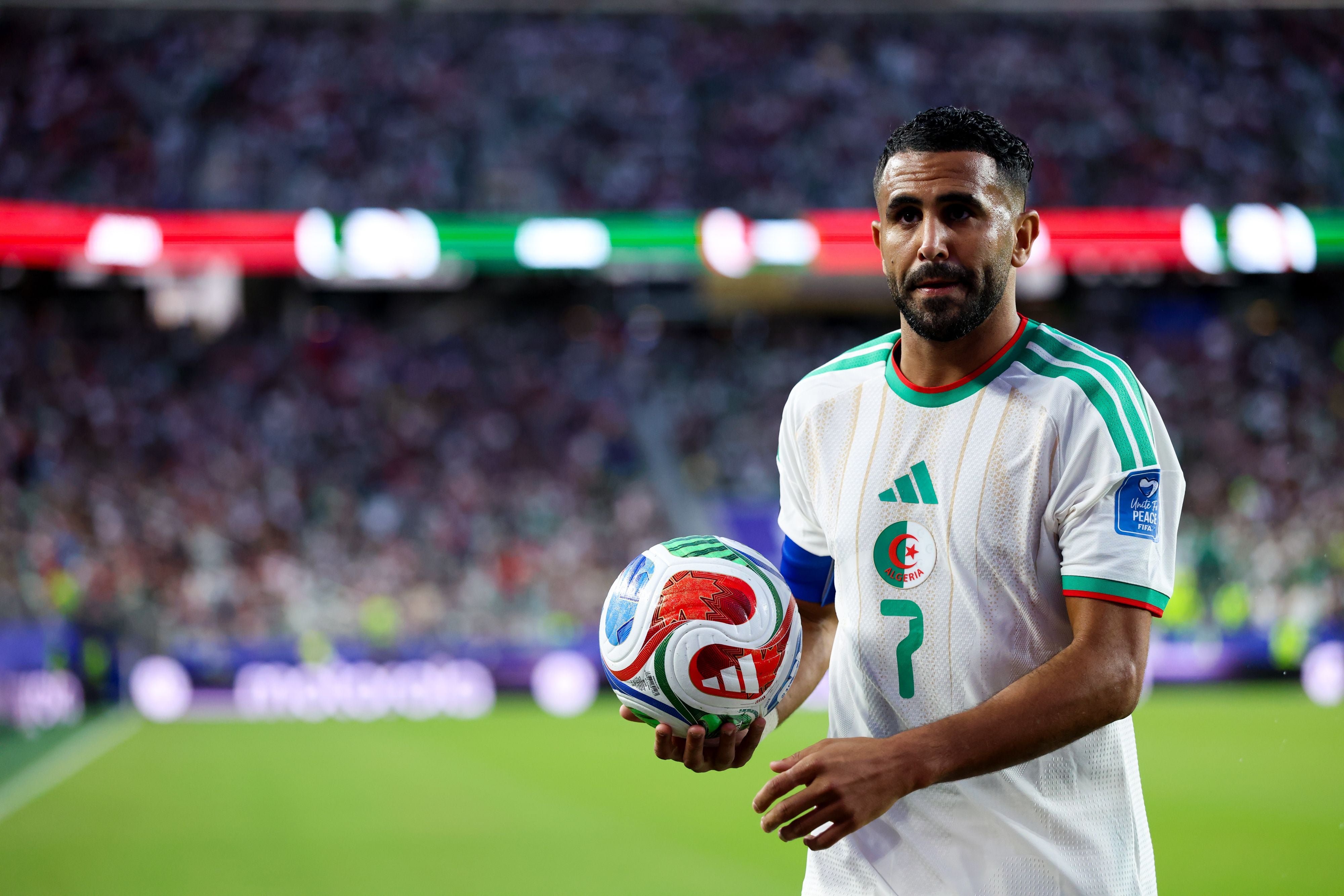 Algeriens Kapitän Riyad Mahrez (35)