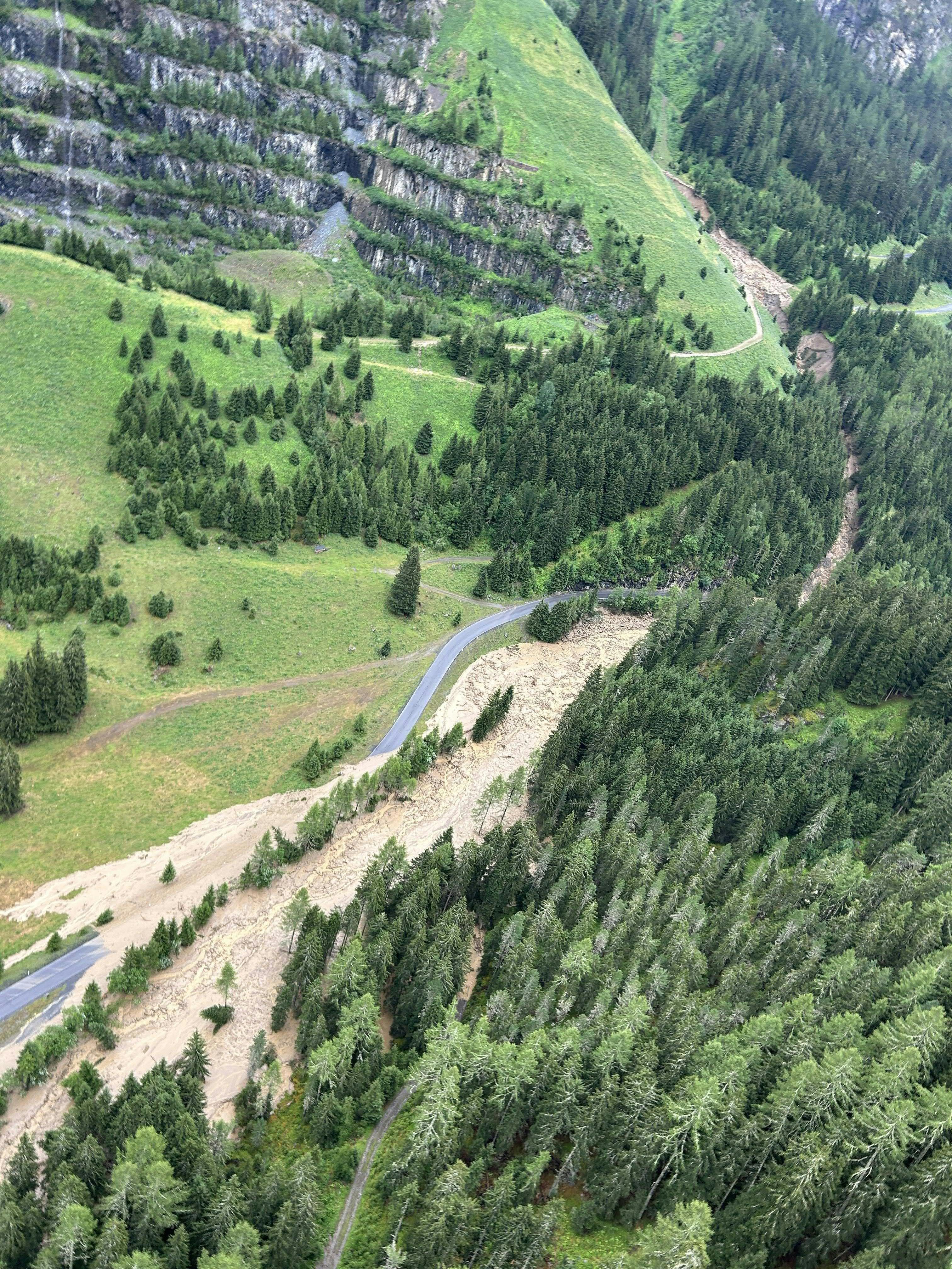 Luftaufnahme der von Muren bedeckten Straße im Kaunertal.