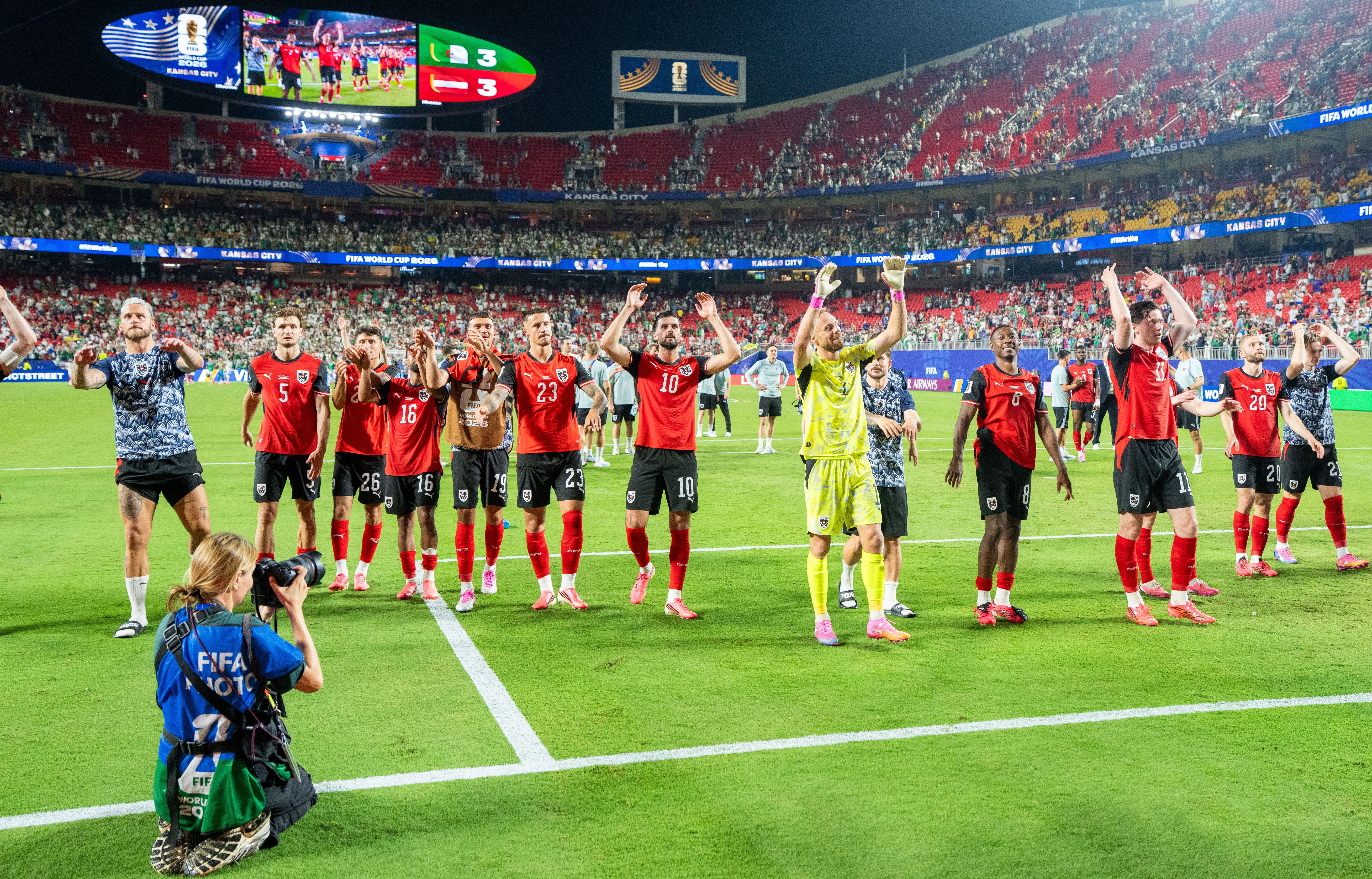 Österreichische Fußballspieler jubeln nach dem Spiel gegen Algerien im Kansas-City-Stadium.