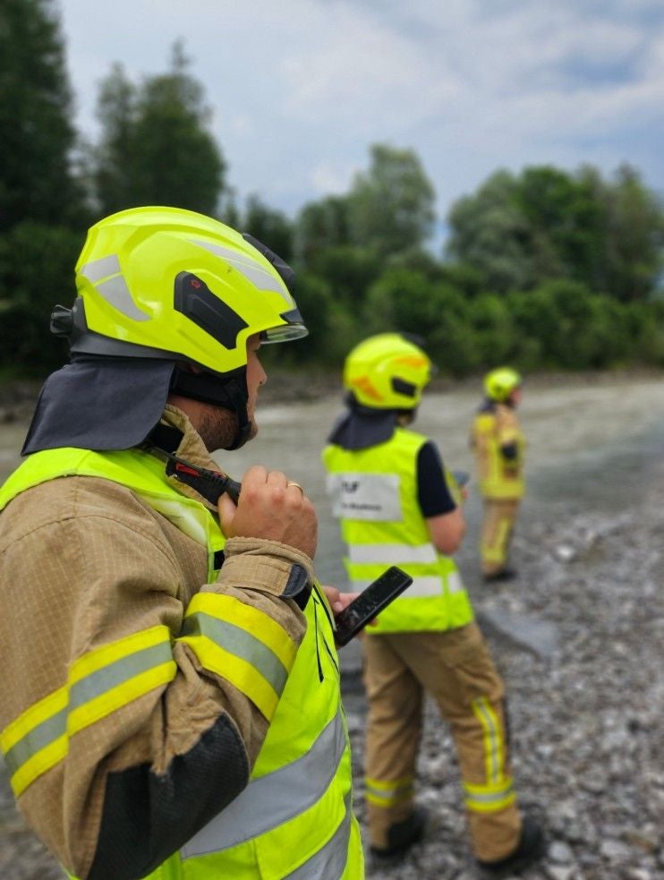 Die Feuerwehr hatte nach dem Badeunfall an der Ill einen Beobachtungsposten eingerichtet.