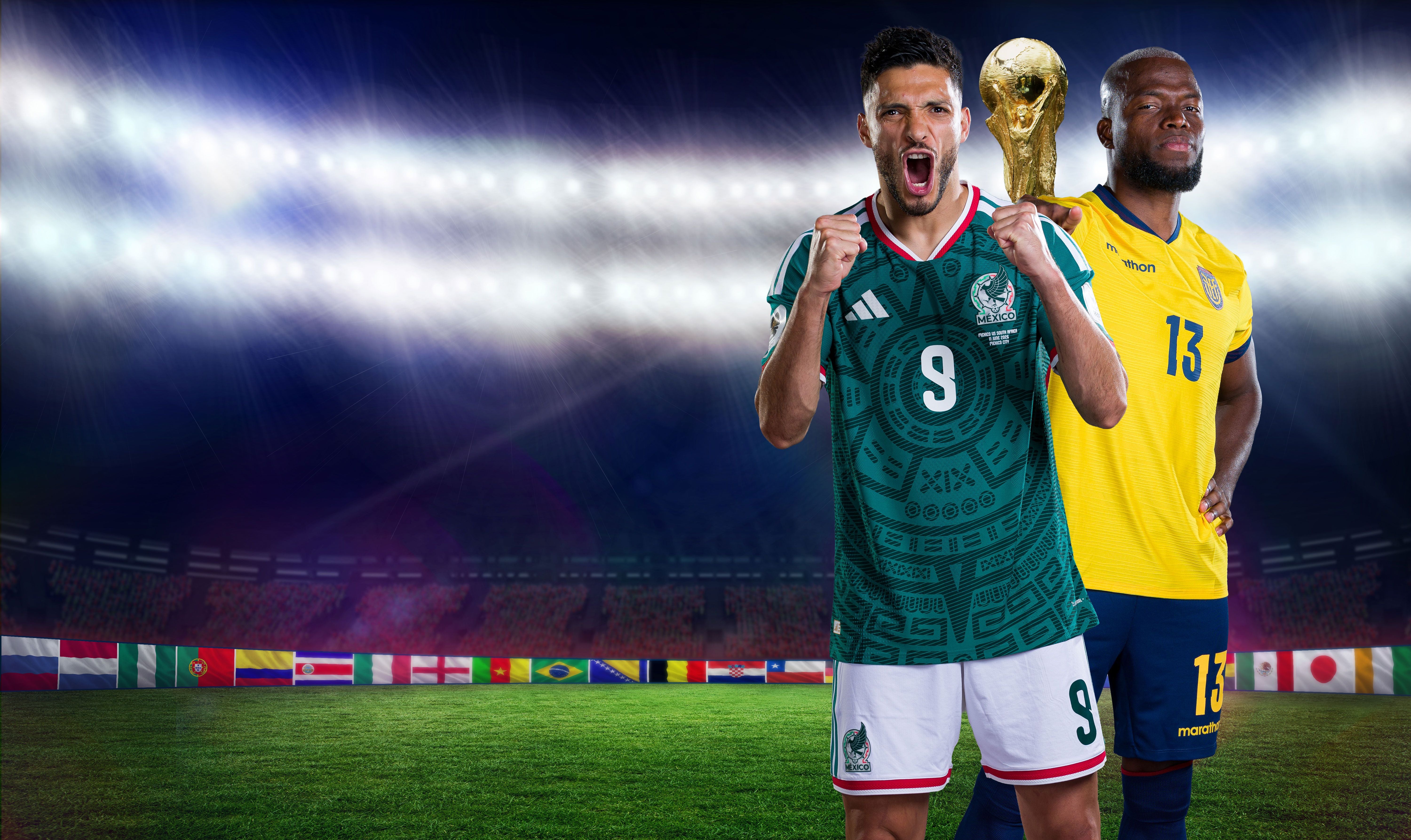 Zwei Fußballspieler aus Mexiko und Ecuador stehen jubelnd in einem Stadion mit WM-Pokal im Hintergrund.