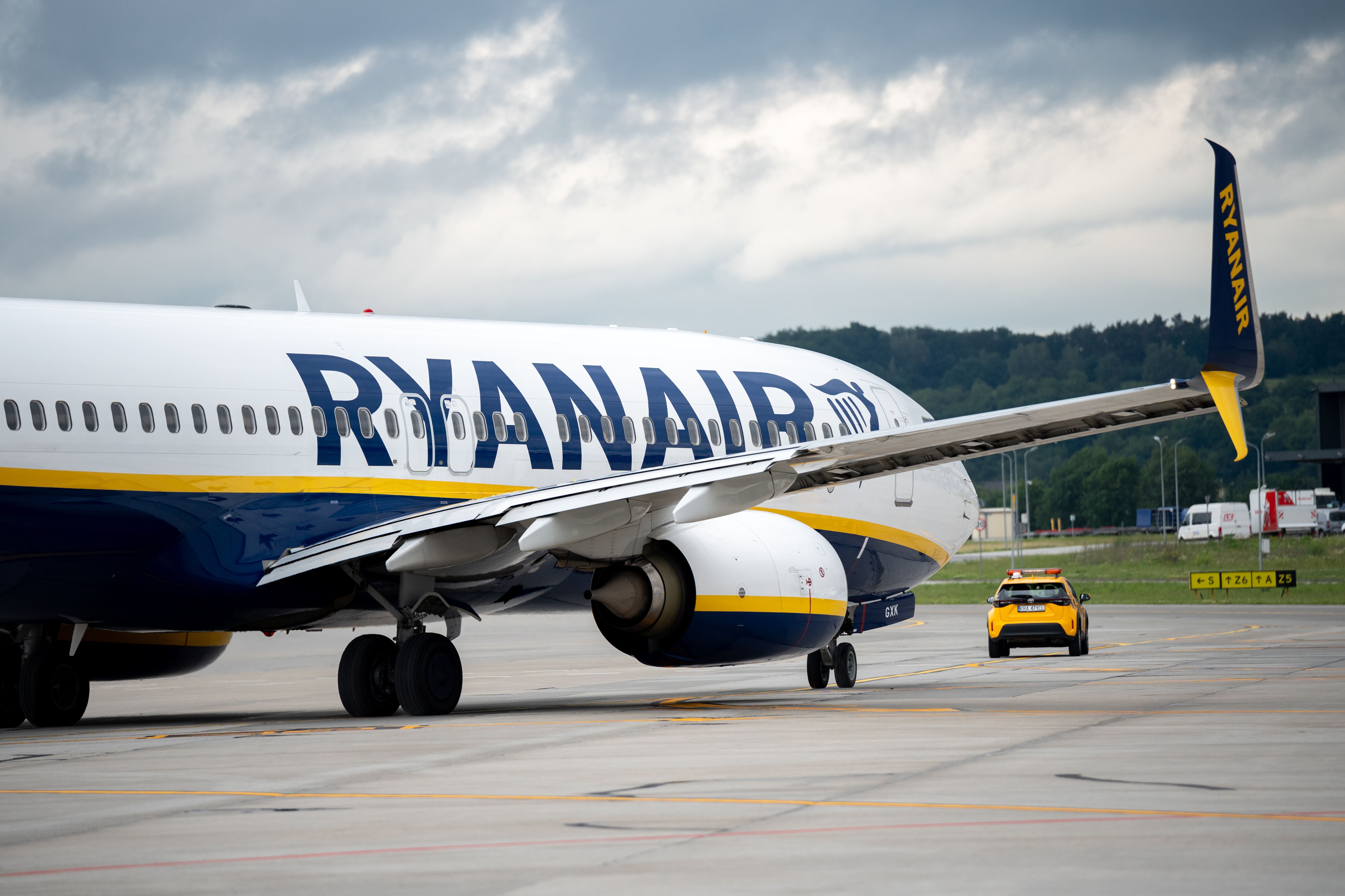 Ein Ryanair-Flugzeug rollt auf dem Flughafen Krakau bei bewölktem Himmel zur Startbahn.