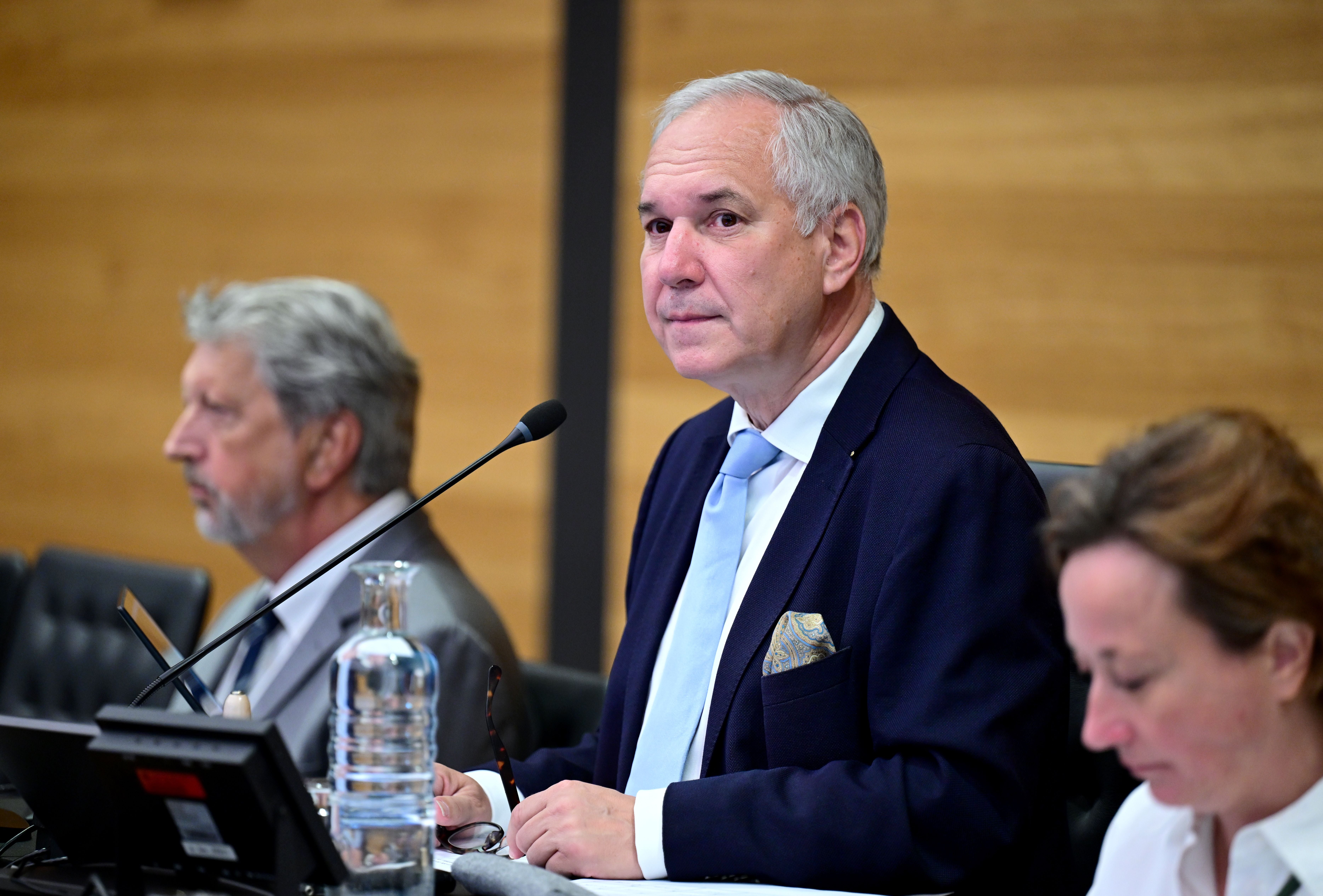 Walter Rosenkranz sitzt mit zwei Personen bei einer Sitzung im Parlament in Wien.