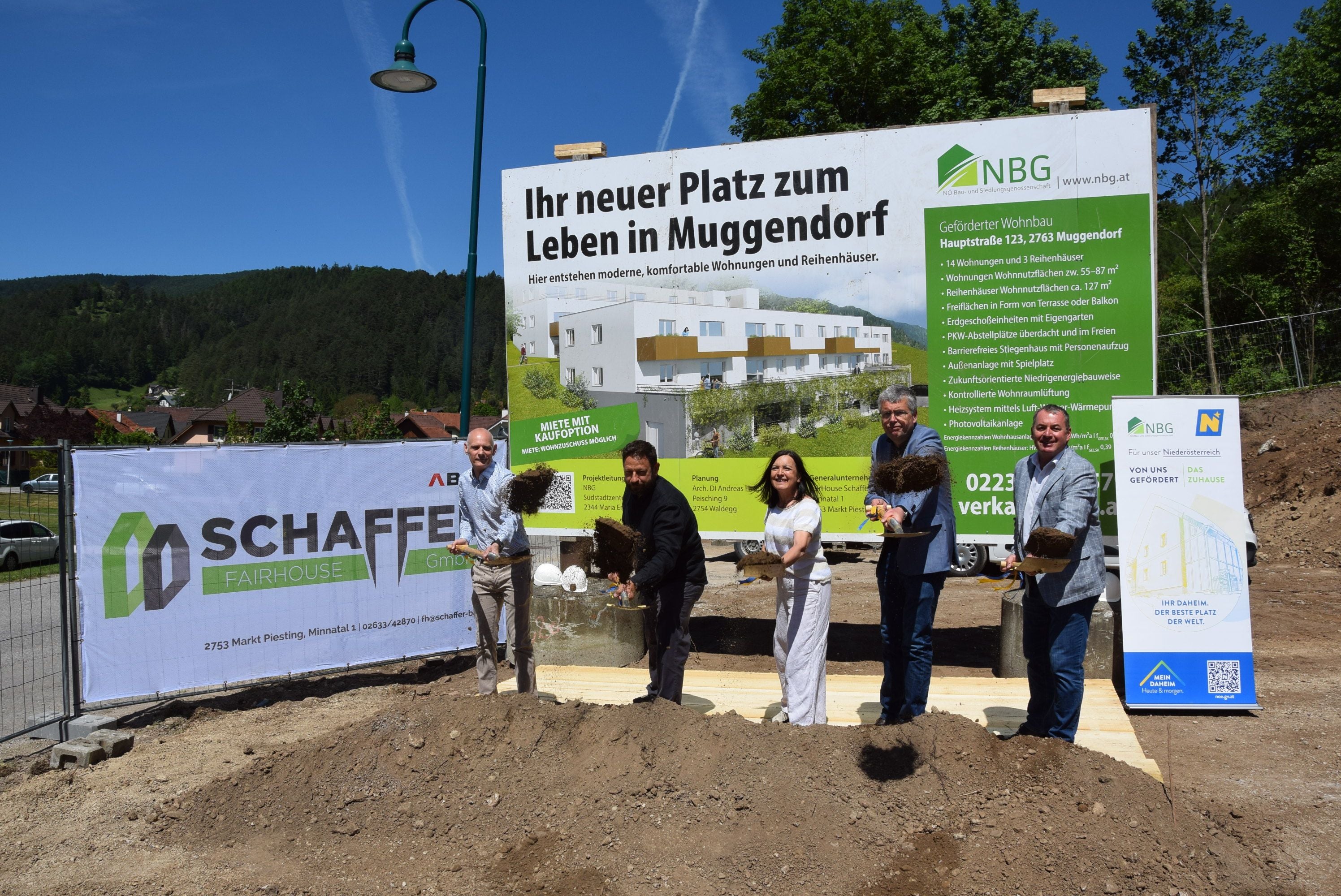 Fünf Personen führen den Spatenstich für eine Wohnhausanlage in Muggendorf durch.