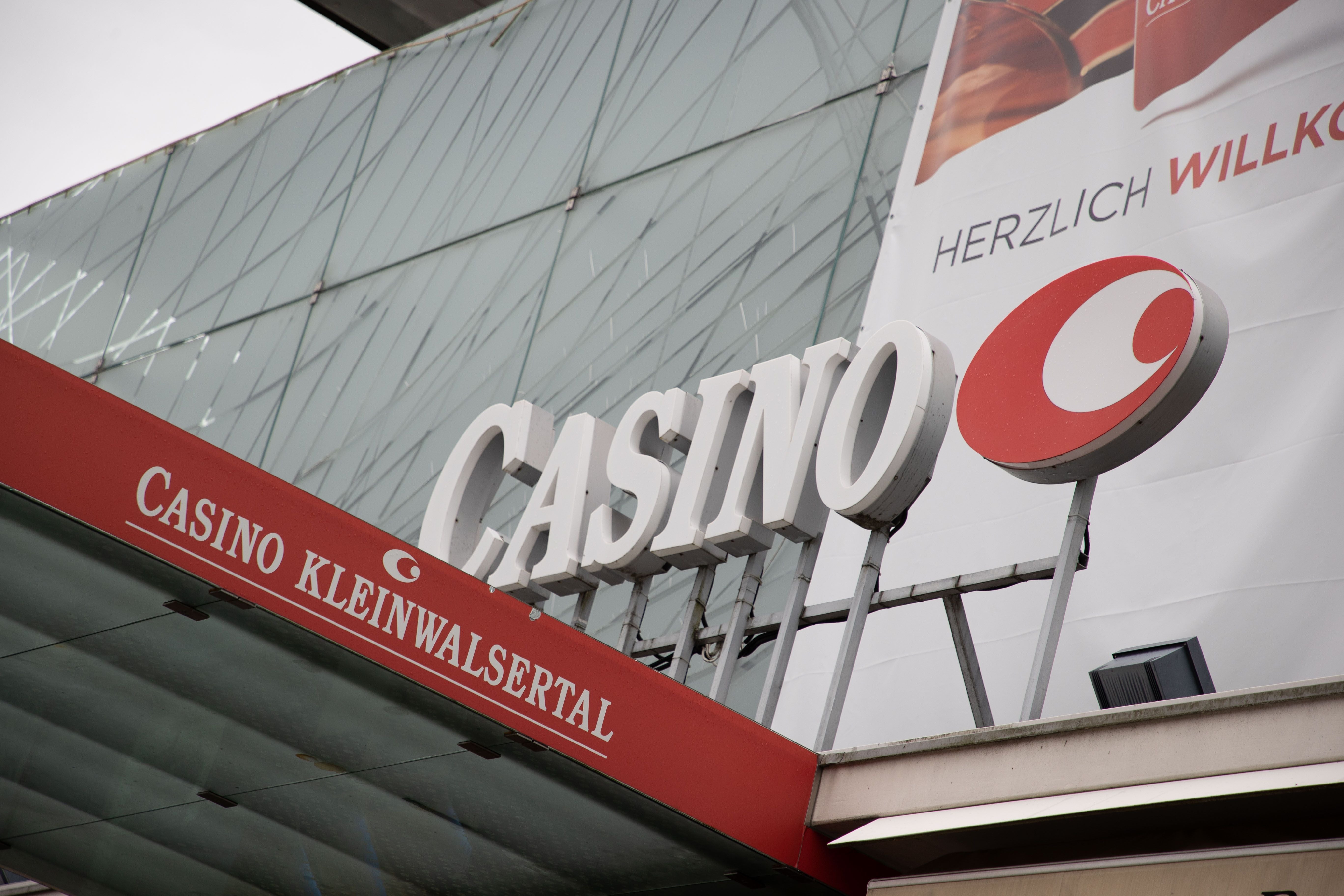 Eingangsschild des Casino Kleinwalsertal mit der Aufschrift „CASINO“ und rotem Logo.