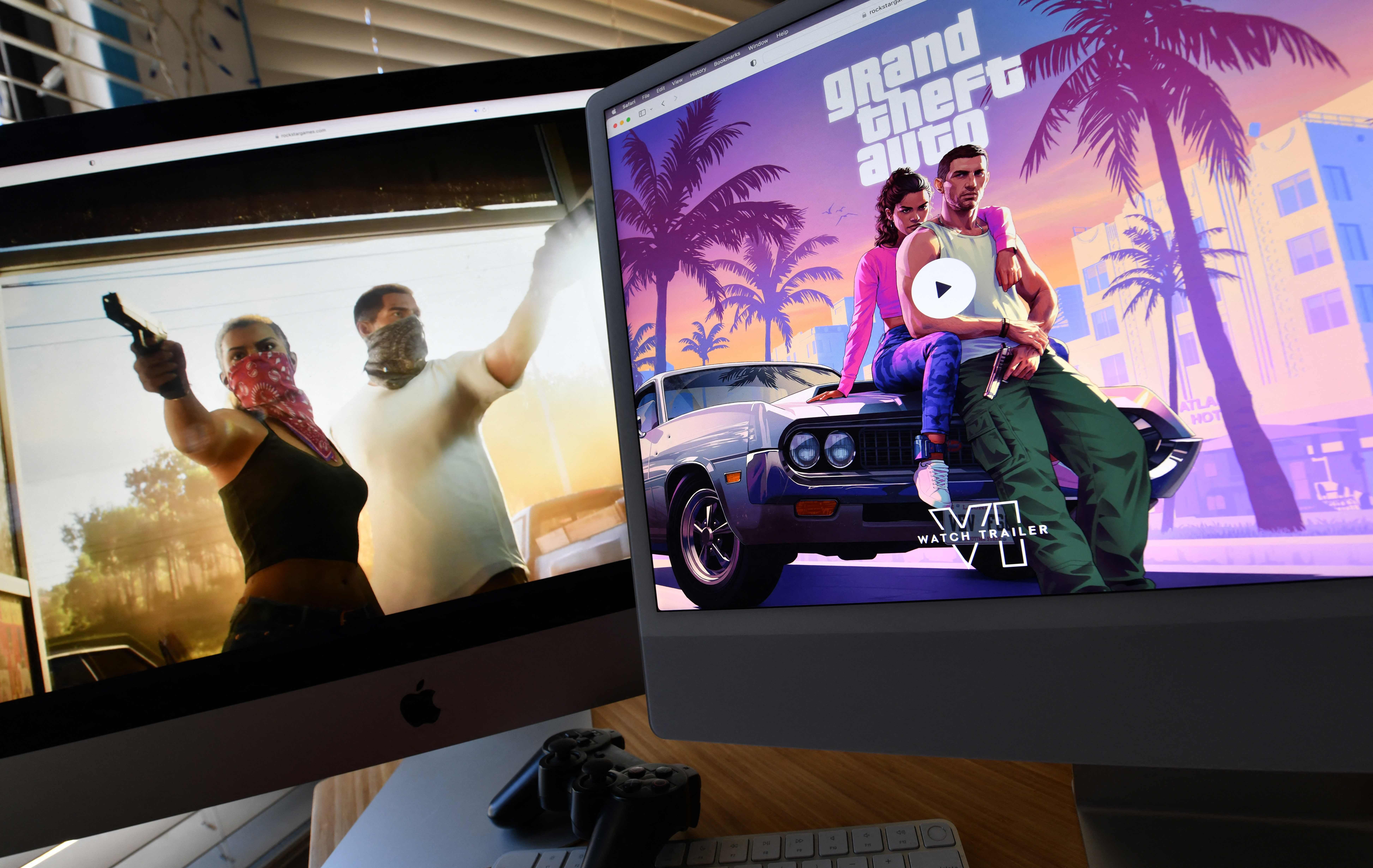 Zwei Bildschirme zeigen Szenen und das Logo von Grand Theft Auto 6, daneben liegt ein Gamecontroller.