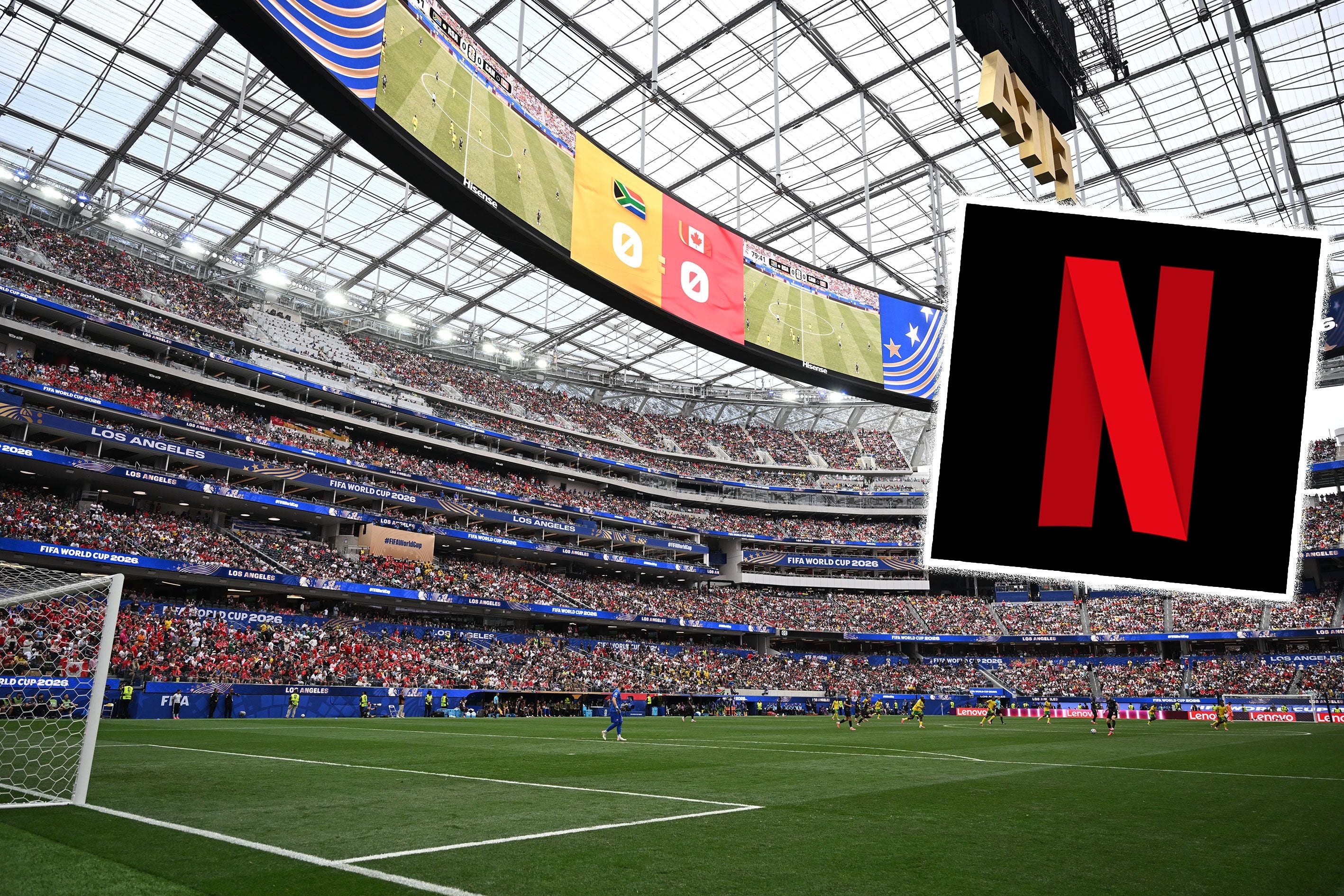 Fußballspiel im vollen Stadion in Los Angeles, großes Netflix-Logo ist eingeblendet.