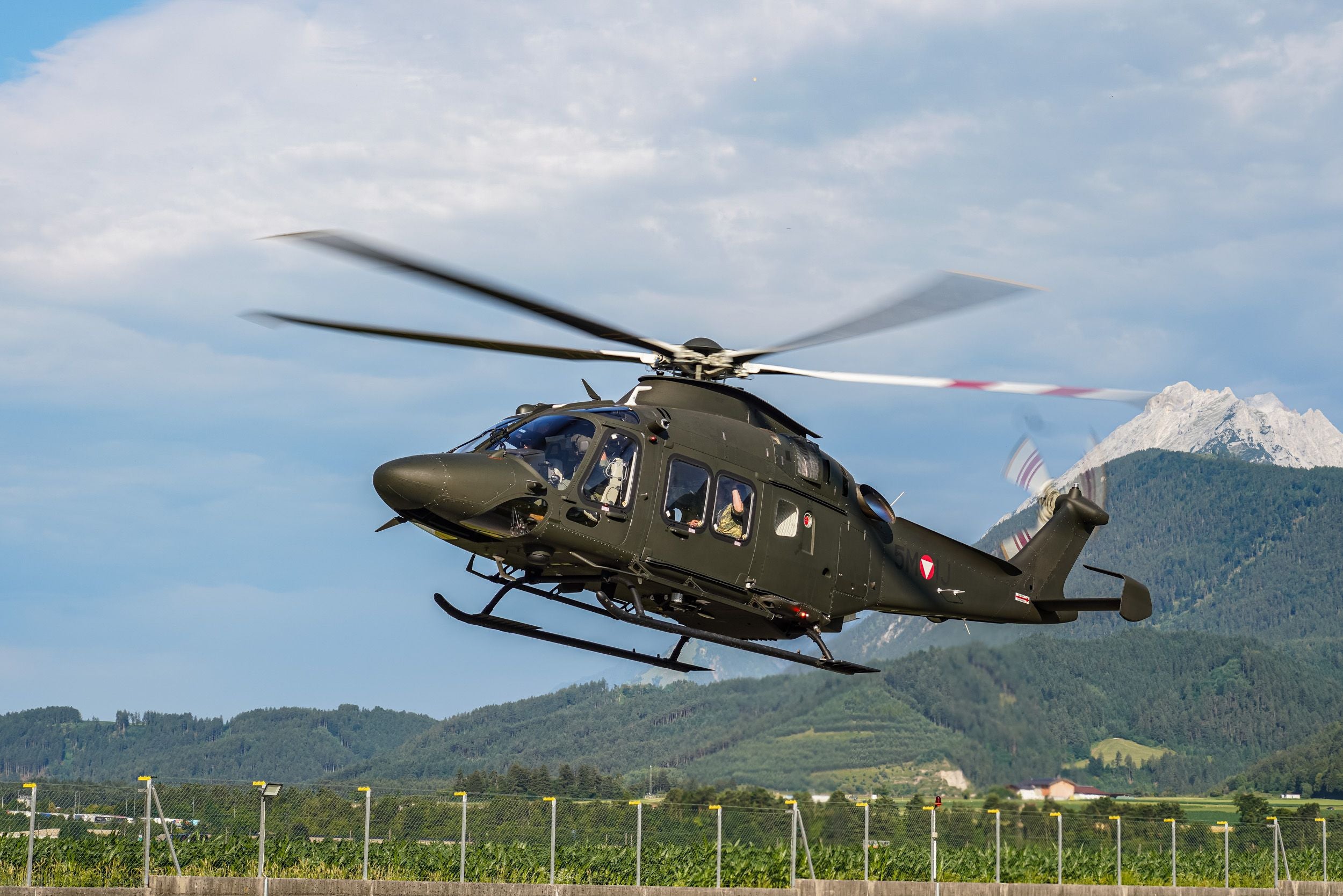 Ein Bundesheer-Hubschrauber startet zum Evakuierungseinsatz im Kaunertal.