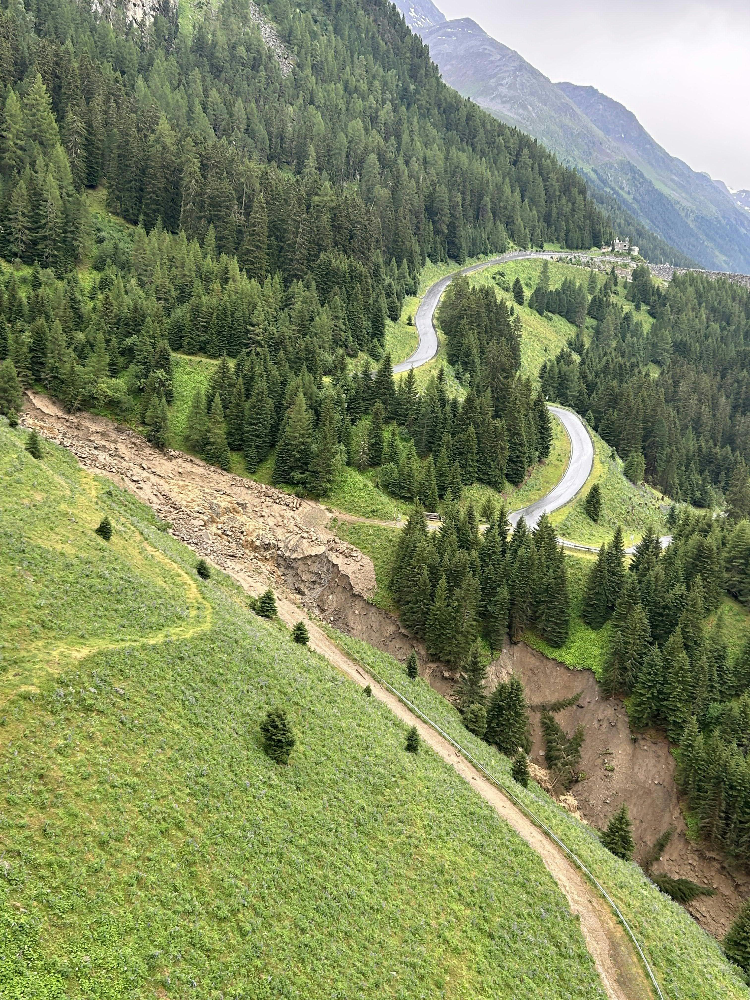Luftaufnahme von Murenabgängen auf der Kaunertaler Gletscherstraße in Tirol nach dem Unwetter.