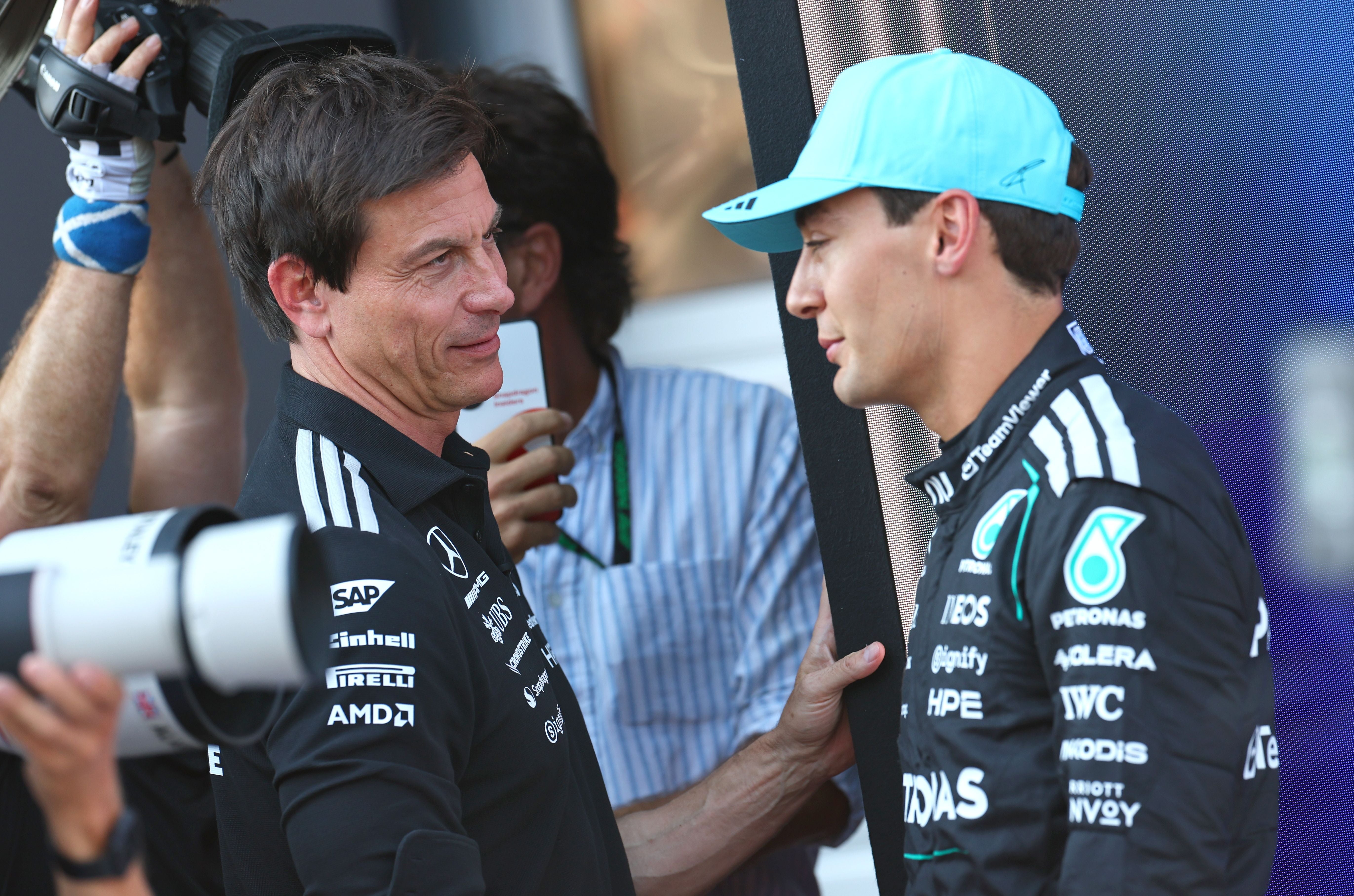Mercedes-Fahrer und Teamchef sprechen nach dem Qualifying beim Formel-1-Rennen in Österreich.