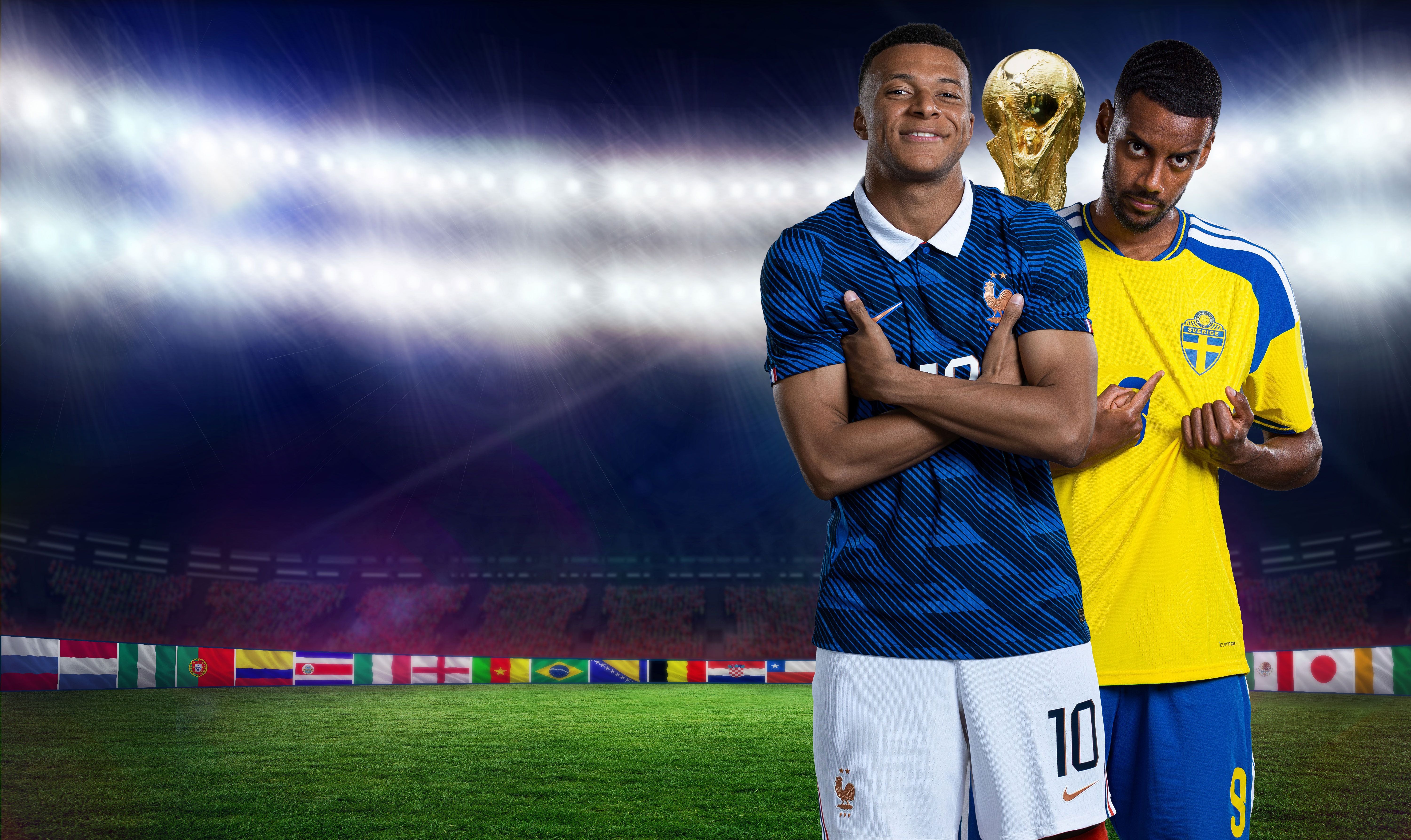 Zwei Fußballspieler aus Frankreich und Schweden posieren im Stadion vor dem WM-Pokal.