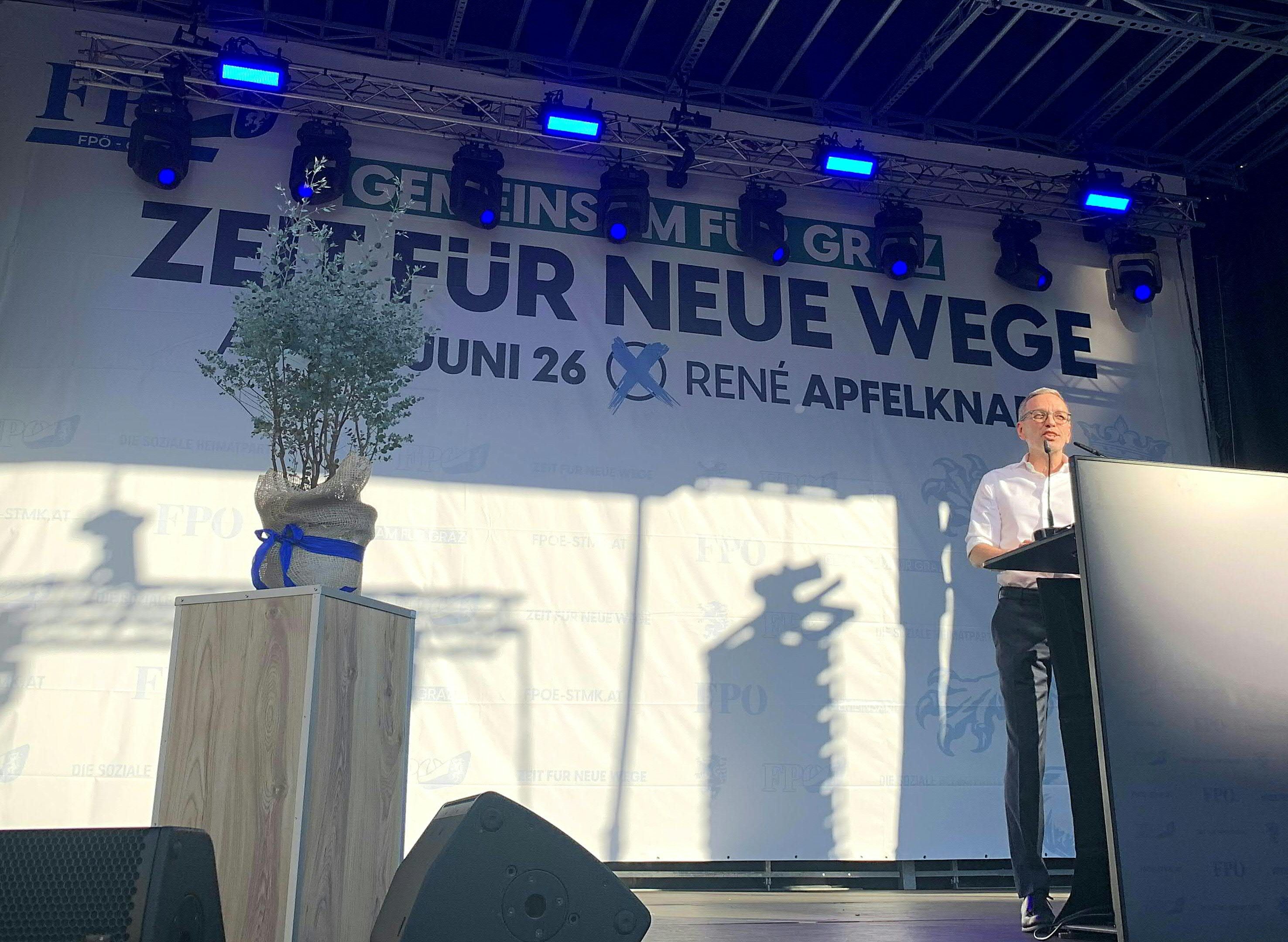 Herbert Kickl spricht bei einer FPÖ-Wahlkampfveranstaltung auf einer Bühne in Graz.