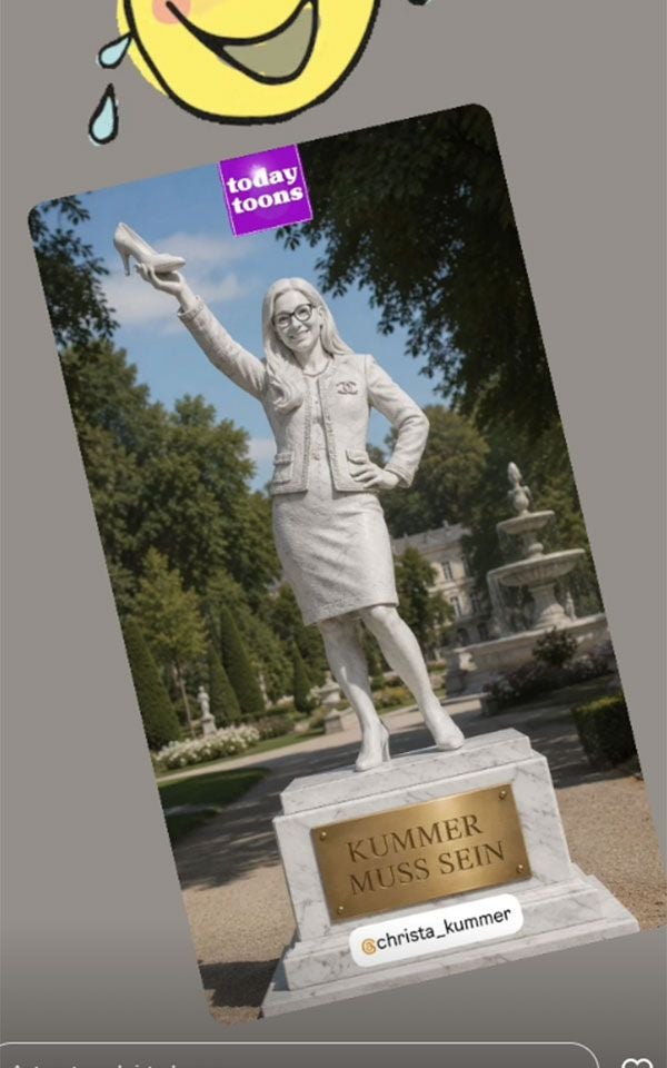 Digitale Statue einer Frau mit Brille, die einen Schuh hält, im Park mit Schild "Kummer muss sein".