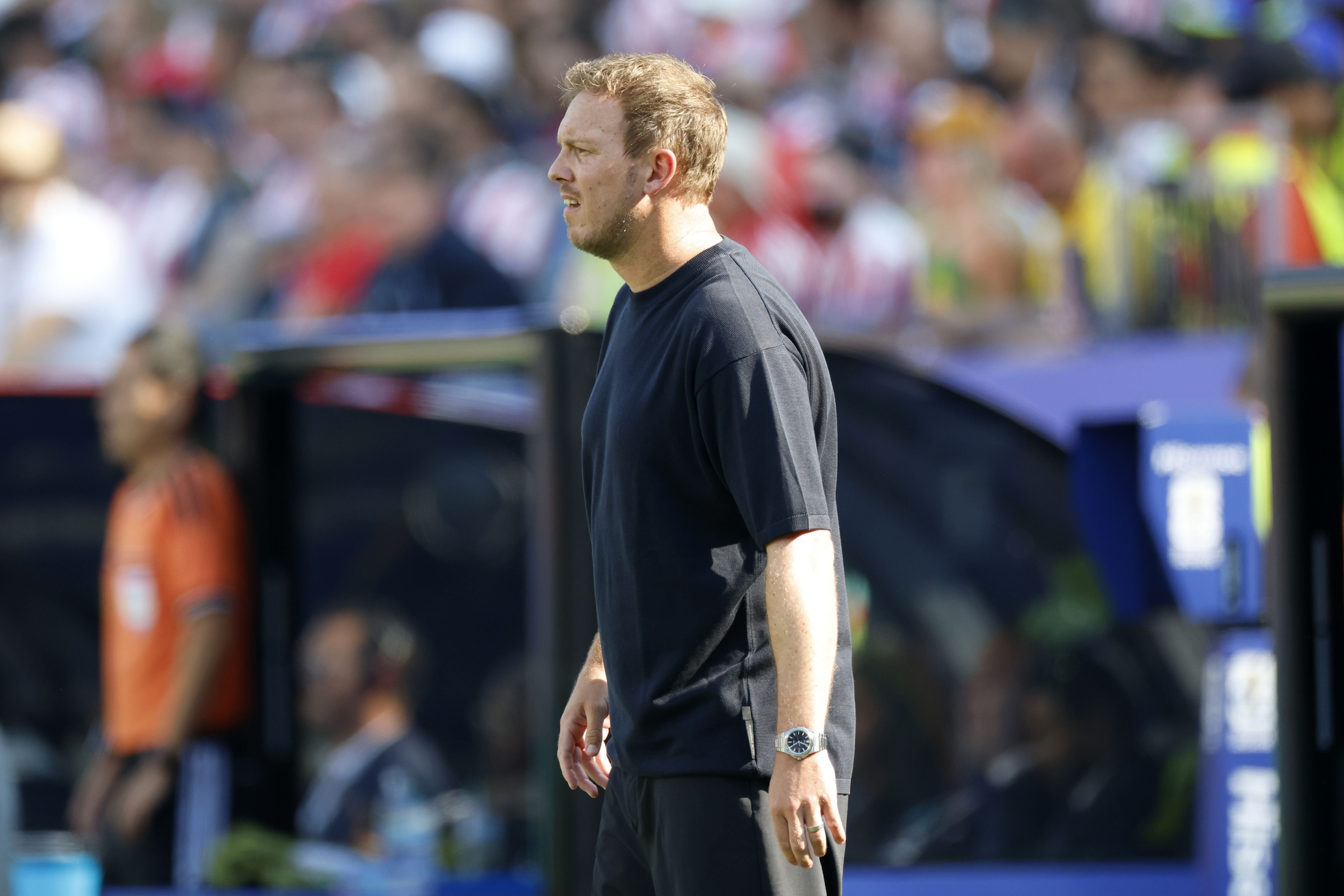 Julian Nagelsmann steht am Spielfeldrand während eines Fußballspiels.